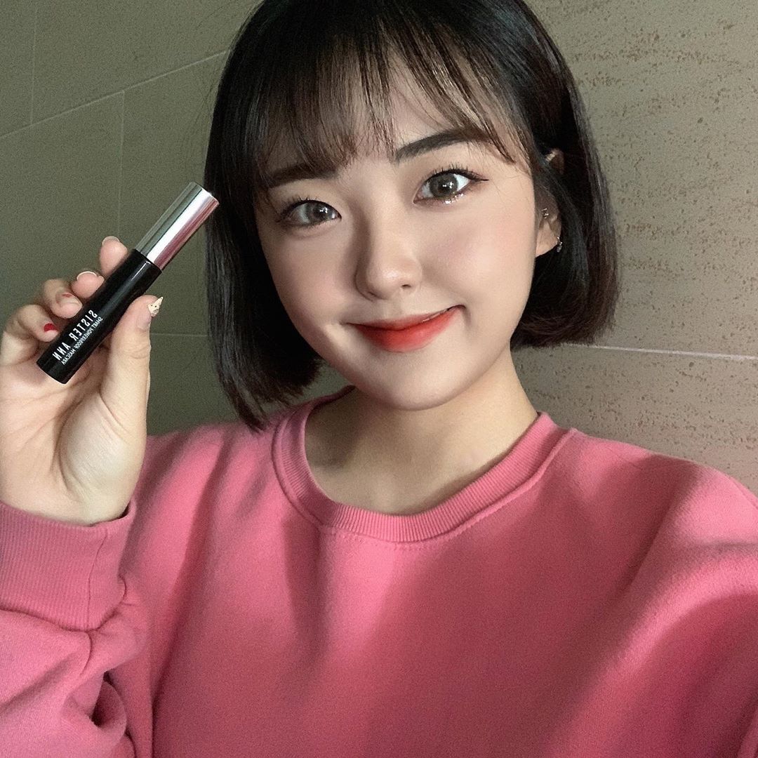 소영 on Instagram: “⠀ 씨스터 앤에서 보내주신 선물 ♡ ⠀ ✔️특수 제작된 스마트 브러쉬로 볼륨+롱래쉬+파워컬링+꼼꼼 마스카라를 1개로 모두 연출 가능 ! ✔️강력한 파워프루프, 롱래스팅, 유수분에 강한 마스카라로 번짐 없이 사용 가능 ! ✔️뷰러 후 마스카라를 바르면…”