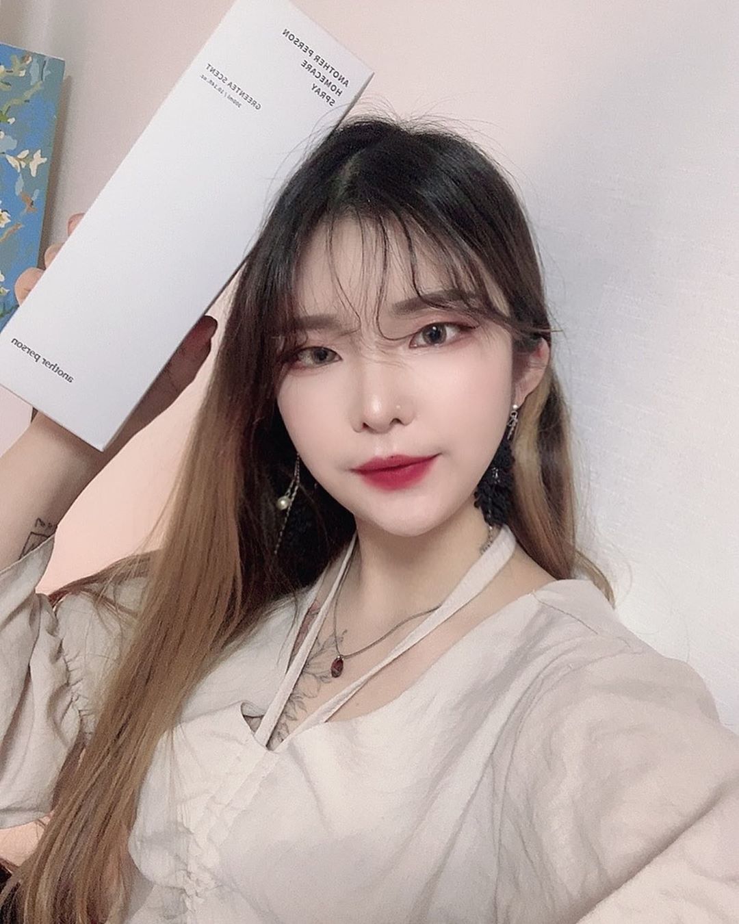 o__o on Instagram: “⠀ 나의 네번째 자취방엔 #어나더펄슨 ⠀ 🍀안개분사로 쉽고 빠르게 분사 가능해요 ⠀ 🍀항균 테스트를 완료했어요 ⠀ 🍀항곰팡이 테스트도 완료했어요 ⠀ 🍀침구류 의류 뿐만 아니라 주방 화장실 ⠀⠀담배 냄새를 잡는데도 탁월합니다 ⠀ 🍀KCL에서 인증 받은…”