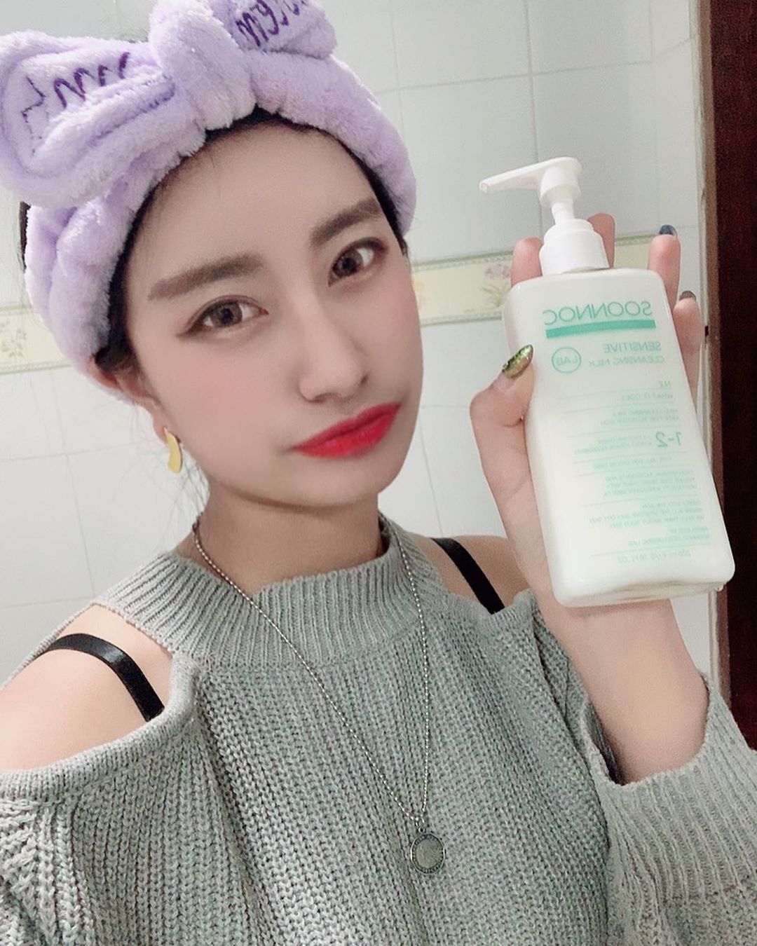 @sarah_h0129 on Instagram: “여름철같이 피부가 예민해지는 시기나 매일매일 하는 화장으로인해 오돌토돌 올라오는 피지들을 한방에 해결! 🧖🏼‍♀️순녹 클렌징밀크🧖🏼‍♀️로 피지 제거 후 피부가 얼음표면처럼 매끈매끈👼🏼 - 따로 클렌징 오일을 사용하지 않아도 화장도 한방에 같이…”