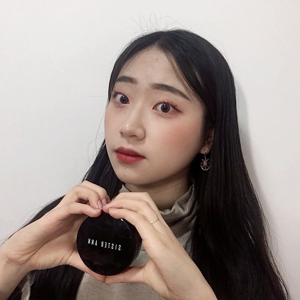 김채연 on Instagram: “요즘 푹 빠진 쿠션✨ #스마트핏커버쿠션 .  피부가 잘 뜨는 추운 겨울에도 12시간 이상 짱짱 하더라구🙌 피부 화장은 쓰는 제품만 쓰는데 겨울 내내 이 쿠션만 쓰고 있다 쿄쿄💜 커버력 장난 아닌데 그 와중에 보들촉촉😆 . . .…”