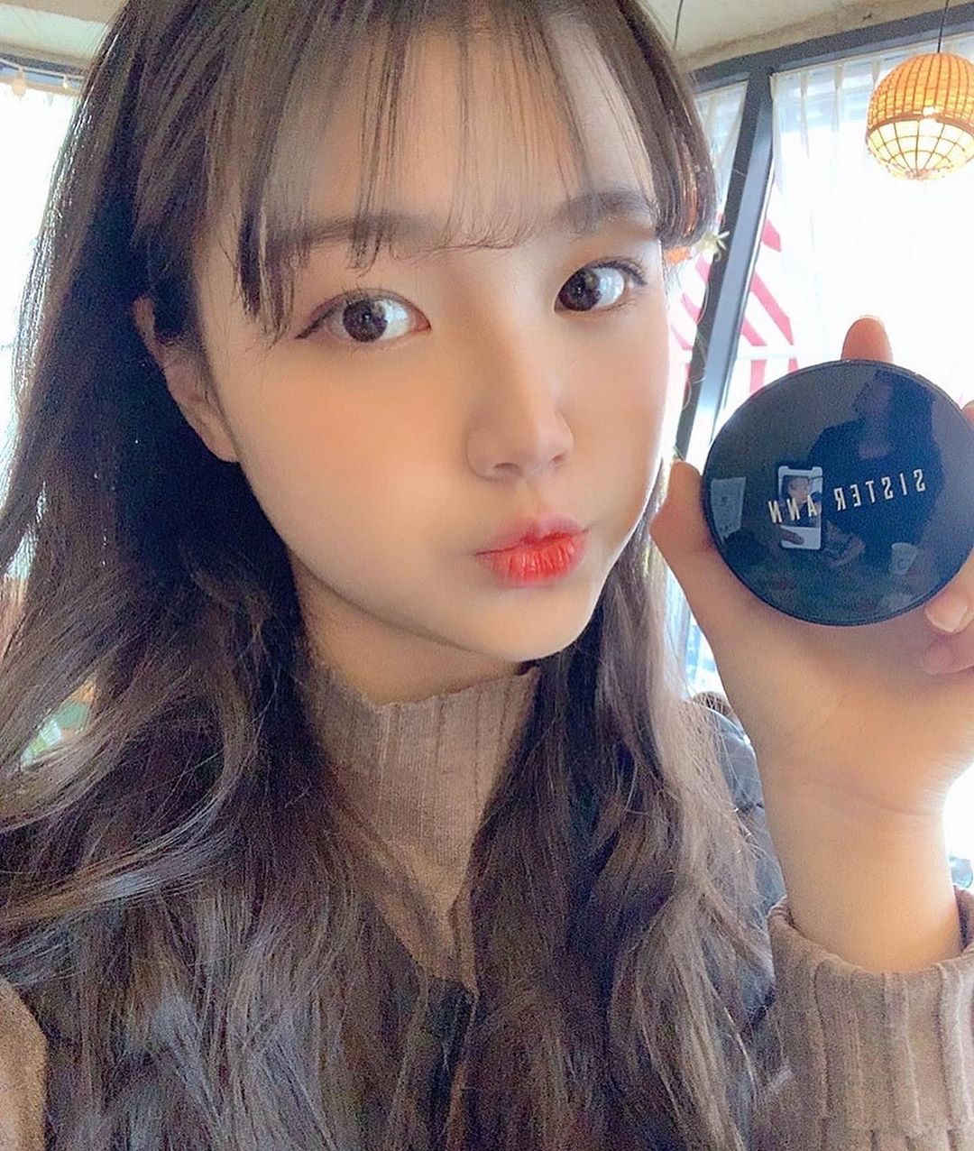 장예원 on Instagram: “[씨스터앤 스마트 핏 커버 쿠션]  제가 평소에 사용하는 쿠션은 뭉침, 코끼임 현상과 시간이 지나면 항상 무너지지만😂 이 쿠션은 가볍게 발리면서 커버력이 넘 좋아서 시간이 오래 지나도 촉촉하고 예쁜 메이크업이 유지되어서 넘넘 좋았어요💖✨ 소량만…”