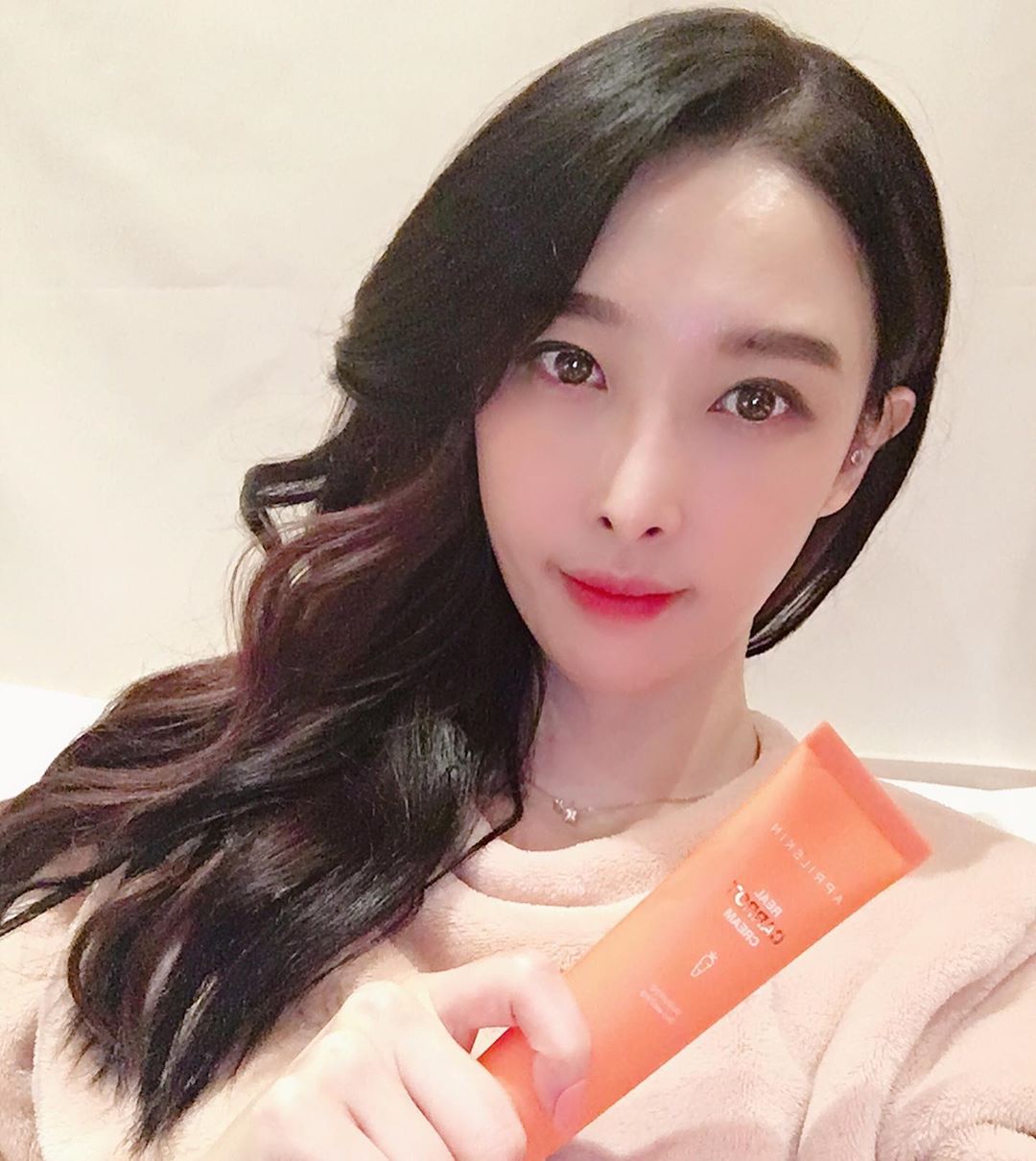 Beauty Yonni on Instagram: “리얼 당근 유래 3종 함유로  피부 진정 & 수분 보습에  도움을 주는 당근크림!  생기있는 피부로 가꿔주는  비타민A & 피부 보호에  효과적인 베타카로틴 함유  펩타이드 콤플렉스가 피부 장벽을  건강하게 가꿔줌  여드름성 피부 사용 적합 임상…”