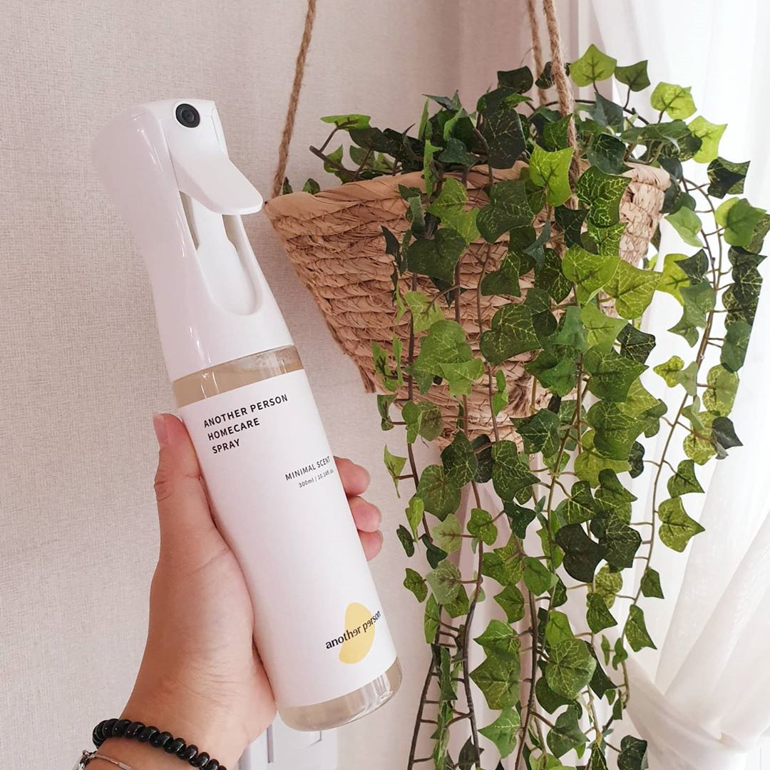 @sanghee_0203 on Instagram: “어나더펄슨] 홈케어 스프레이 ㆍ 라벤더 허브향이 은은하게 뿜뿜  너므 향이 좋아요!  마음이 안정되는 느낌 🤭 ㆍ 향균 탈추 방충을 한번에 케어해줘요 ㆍ 이불, 옷, 커튼,아이 인형 등에 칙칙뿌려줬어요! ㆍ 화해성분없이 천연성분만으로 집안을 쾌적하고…”