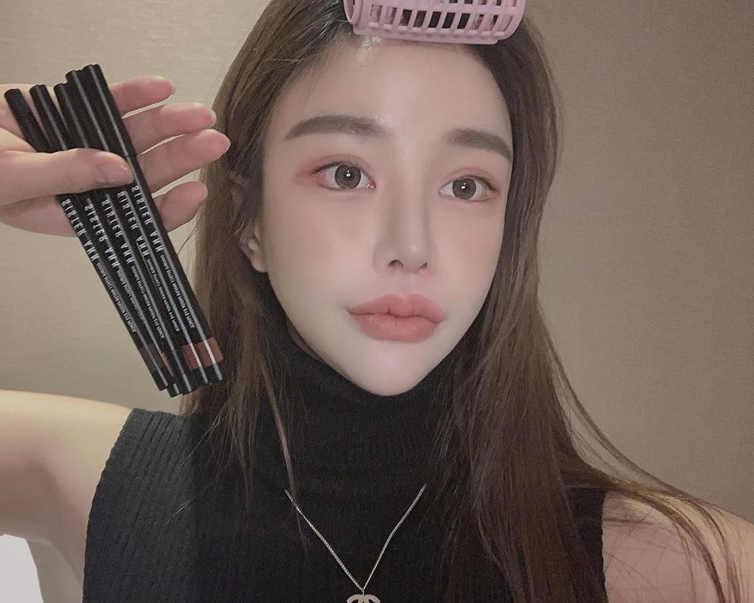 "한대표" Han,daepyo on Instagram: “🖤🤍요새 씨스터앤만 애용중,,😆 주변지인들이 인생쿠션들 찾았다했는데 저의 인생템을 드디어 찾았습니다 😳 아이라이너는 발림성 최고라 말해뭐해!  #씨스터앤 #씨스터앤쿠션 #씨스터앤스마트핏커버쿠션 #쿠션추천 #촉촉한쿠션 #커버쿠션 #커버력좋은쿠션…”