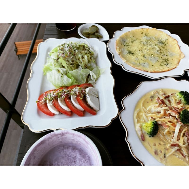 라프레리 on Instagram: “원주카페 사니다 카페입니다.원주브런치카페 원주베이커리카페를 찾으신다면 꼭 보세요 소나무 자작나무 벚꽃길 등 4계절 뷰도 너무 아름답고 야외조경도 좋아요 건물3면이 소나무와 자작나무와 둘러 쌓여 있고 곳곳에 야외 모닥불이 있으며 잔디공원 폭포…”