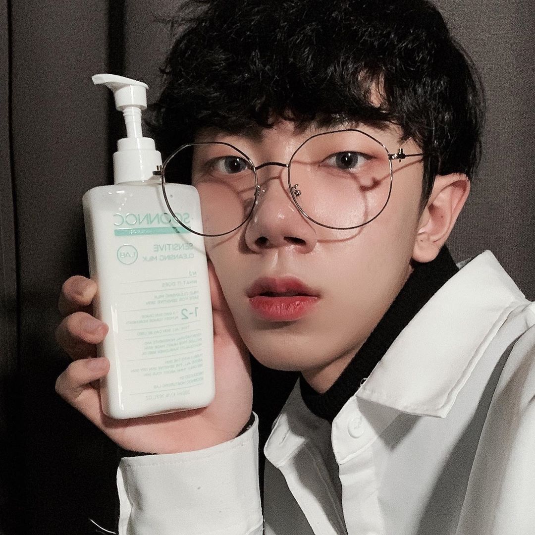 김동환 on Instagram: “[순녹;센시티브 클렌징밀크] . 화장하는 사람으로서 클렌징은 필수 인데 이 클렌징 밀크는 부드럽게 지워면서 각질제거까지 되니까 너무 좋았어요🙋🏻‍♂️ . #순녹 #센시티브클렌징밀크 #soonnoc #클렌진밀크 #피지제거 #메이크업세정 #순함…”