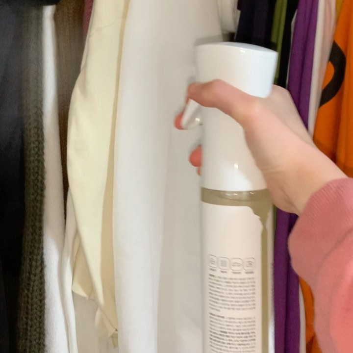 아영 on Instagram: “어나더펄슨 홈케어 스프레이 🦠🌀 요즘 SNS 대란중인 아이템 🤩 안개분사 기능의 다목적 탈취제에용  실내공기, 냉장고, 화장실, 차량, 의류, 애완용품, 침구 등 여러가지에 사용 가능 🙆🏻‍♀️ 항균 99.9%! 곰팡이 및 방충 테스트가 완료…”