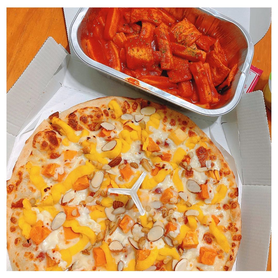 ️𝑱𝒊𝒏 𝑯𝒐️️➿💝 on Instagram: “떡볶이피자조합 내사랑➿💕 .
새로나온 미스터피자 복희세트🍕
떡볶이는 내가다먹어버리기
.
#미스터피자#미피#신제품#복희세트#흑당버블티피자#가심비#꿀조합#피자#야식#야식추천”