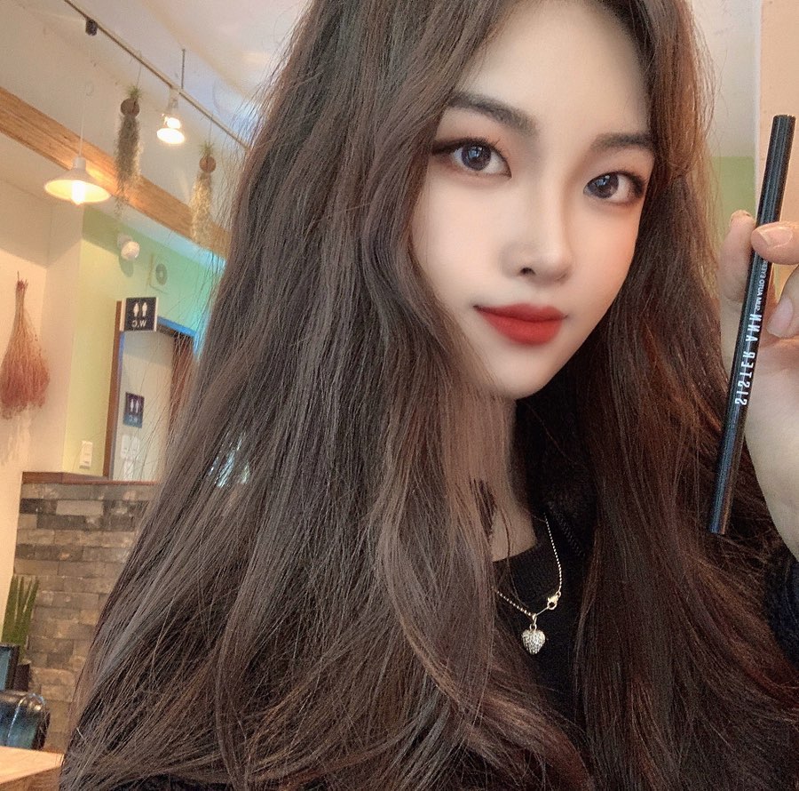 미주타키🍘🥢 on Instagram: “화장 고자 눈썹고자 미주 요새 겁나 꿀템찾움 씨스터앤! 슬림오토 아이브라운!! . 01 내추럴브라운 : 자연모발 및 차분한 브라운 헤어  02 라이트브라운 : 밝고 가벼운 브라운 헤어  저는 앞에는 라이트로 뒤는 내추럴브러운으로 그려요  지속력 장인…”