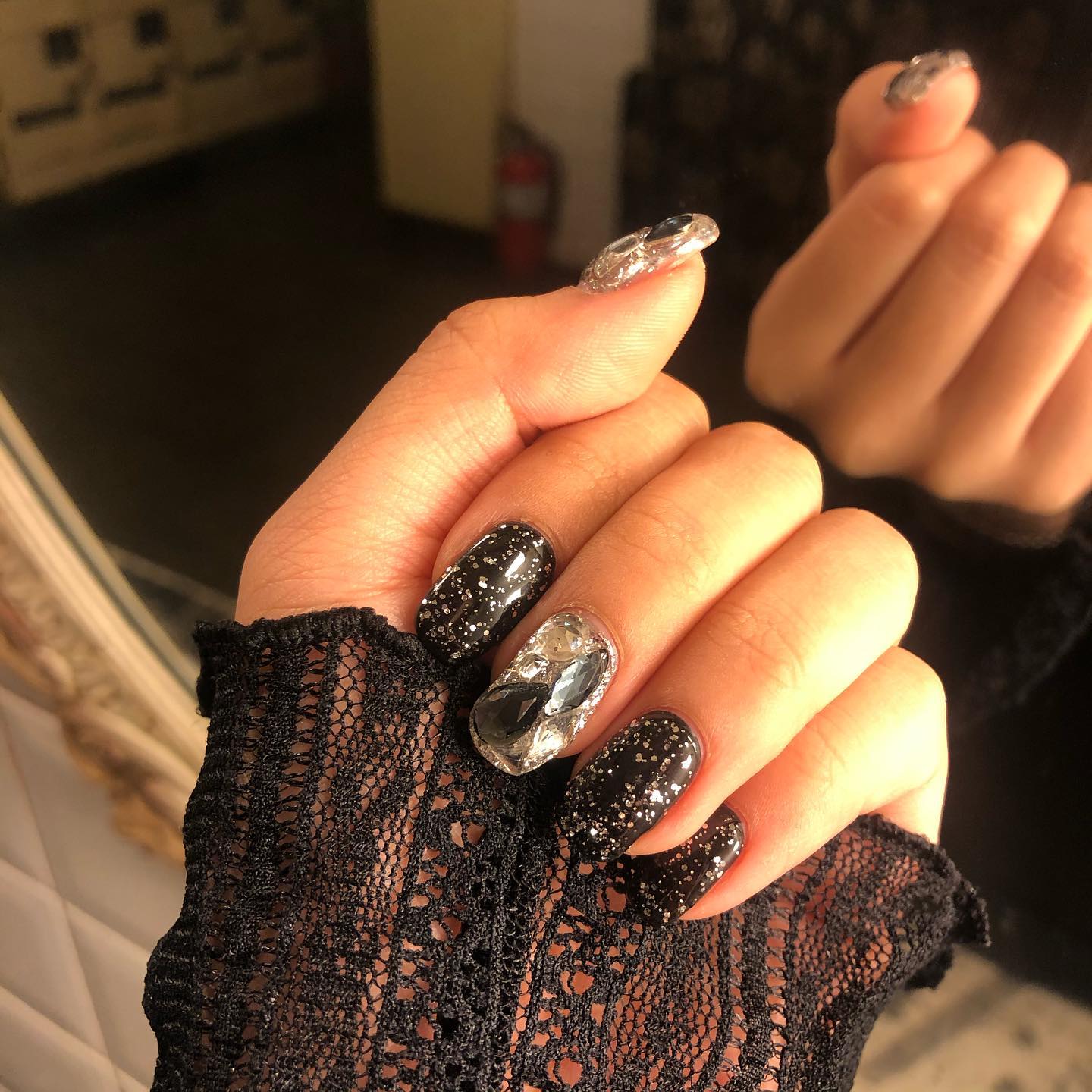이번 네일 블랙시스루 옷이랑 너무 잘어울린다 ㅠㅠㅠㅠㅠㅠ ❤️❤️
.
.

#네일아트 #블랙네일 #nail_j #nail_j2 #네일맛집 #네일스타그램 #손스타그램 #프로그 #에서 #찍어버리기 #❤️ #선팔#맞팔#선팔하면맞팔 #좋아요#좋아요반사#인친#인친환영#일상#소통#소통해요#첫줄#첫줄반사#대학#대학교#대구