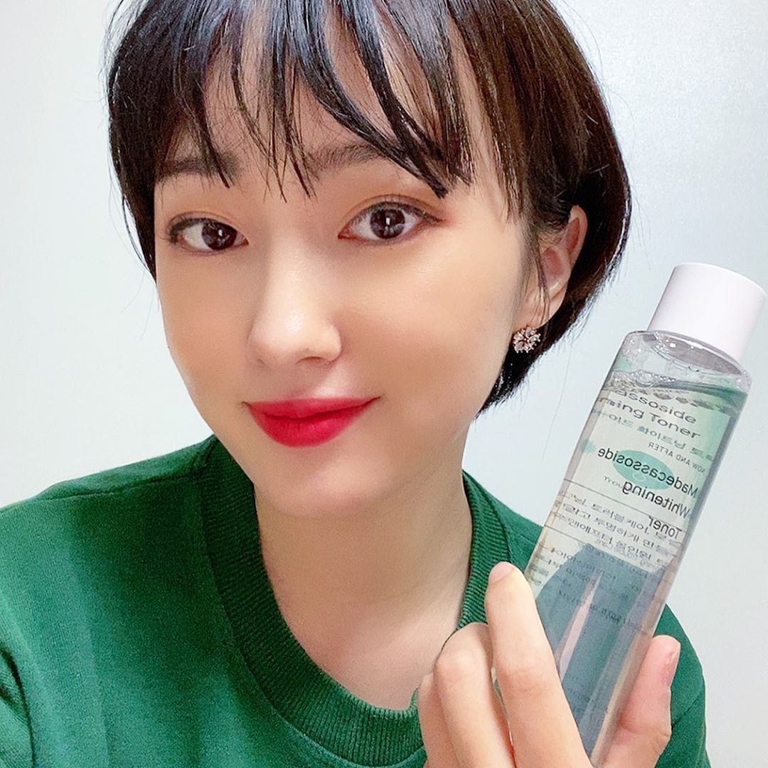 뇽찡ღ on Instagram: “마데카소사이드 화이트닝 토너는 제품 특유의 쫀쫀함은 닥토로 쓰실때 화장품 찌꺼기를 잘 닦아주면서 피부결이 비단처럼 부드러워지도록 도움을 준답니다. 유해성분이나 20가지 주의 원료 등 해로운 성분은 전혀 없는데다가, 토너 하나로 피부가 환해지고…”