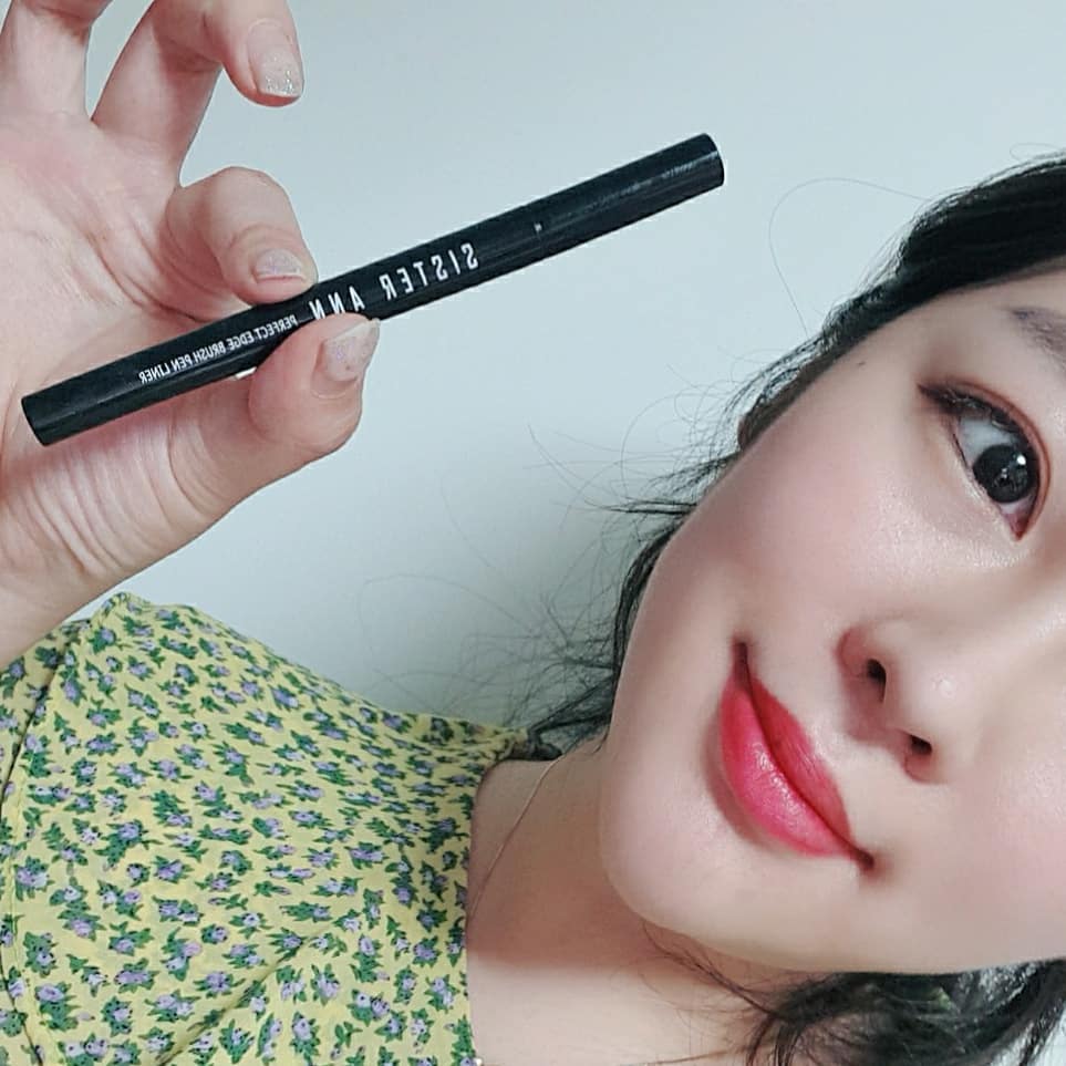 왕눈이 on Instagram: “바쁜 아침에 쓱싹 그리기 딱좋은 인생 #붓펜라이너 찾았어요! 건조가 되게 빨라요🤗 실검 1위 할만하네요~ ⠀ 힘있는 붓펜라이너 찾기가 하늘에 별따기라 쓰던제품 단종 이후 유목민처럼 찾아다녔는데 드디어 딱 제 눈에 맞는 #아이라이너 찾았어요 🥰 ⠀…”