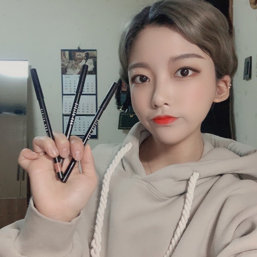 𝒢𝓎𝓊𝓇𝒾 on Instagram: “🖤아이펜슬 뉴트로 에디션 5종 출시된 씨스터앤🖤 기존 6가지 컬러의 아이펜슬은 이미 지속력 끝판왕으로 유명하다고 한다 🥰 수많은 후기와 N사 실검 1위도 있다니 아침에 화장해서 피부는 다지워져도 아이라인은 살아있다,,, 펄없는 컬러도 출시해달라는…”