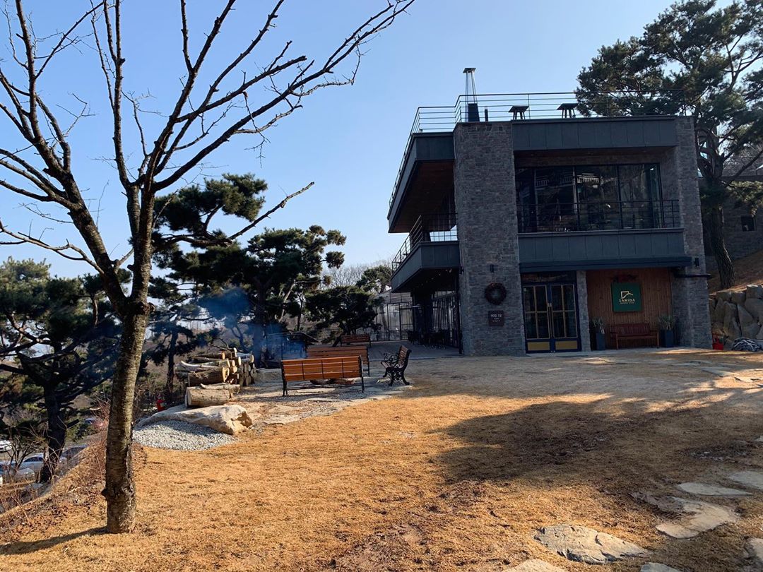 데일리리본 on Instagram: “. 야외 조경도 이쁘게 잘 되어있고, 잔디공원과 폭포, 공연장도있고 30분 산책코스에 4계절 내내 뷰가이쁜 브런치카페 #사니다카페 발견했어요!  봄에는 벗꽃길까지 형성되어서 벗꽃축제 부럽지않은 뷰를 볼수있는 곳이랍니다.  뷰맛집으로 건물3면이…”