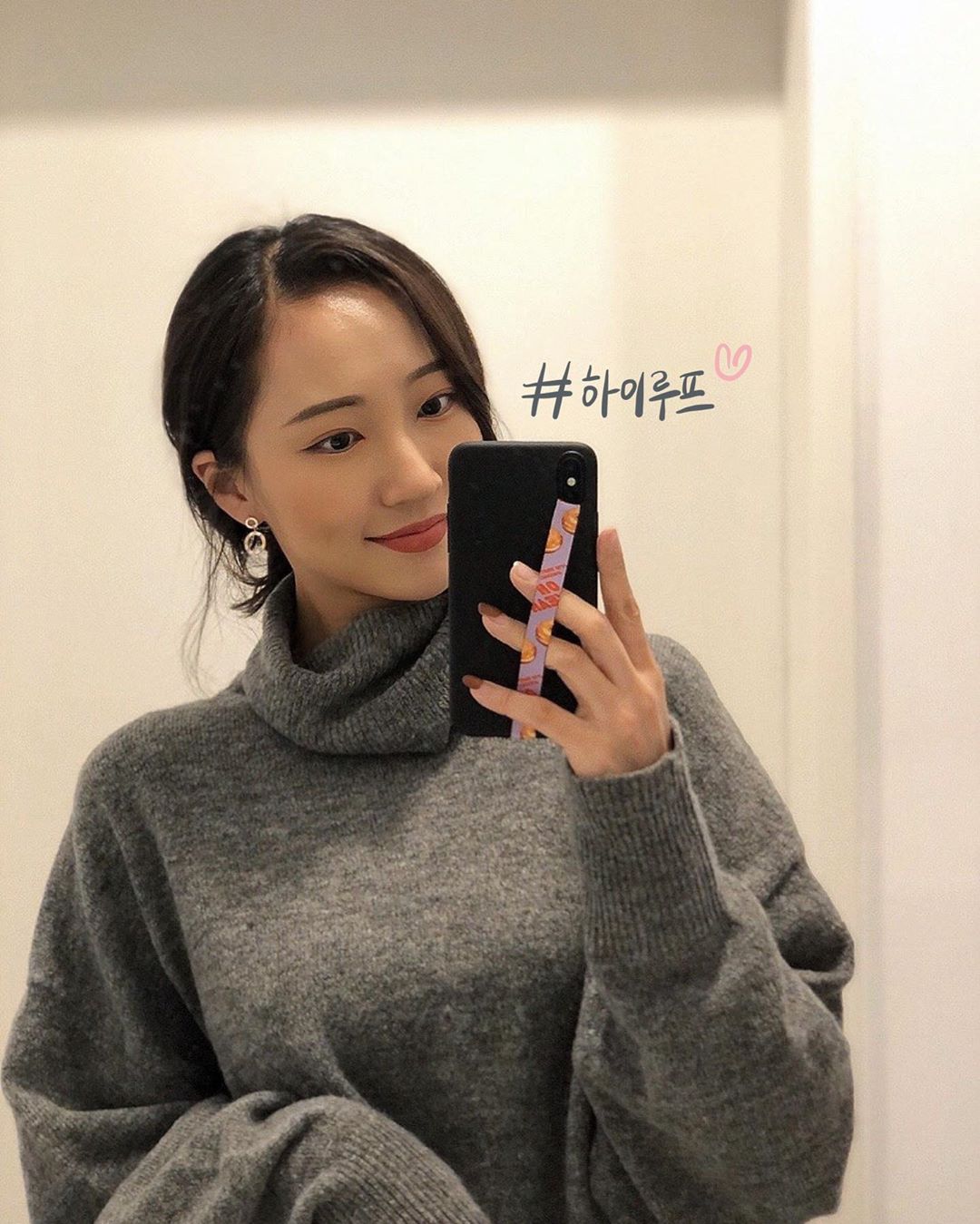 다솜 on Instagram: “회사 거울 조아,,,🙄
그리고 폰케도,,,😏”