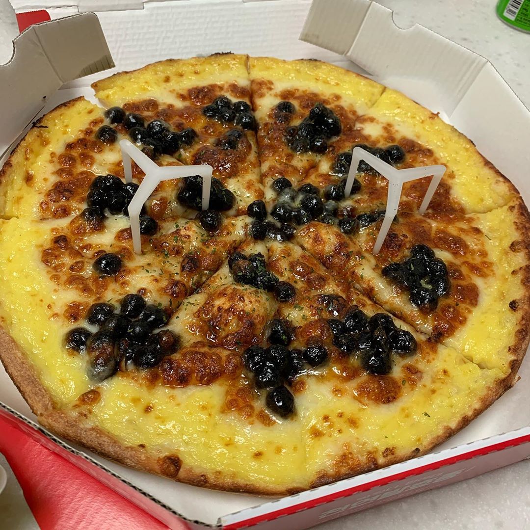 Chan’s maket on Instagram: “미스터 피자 신메뉴! 복희세트🍕 ⠀ 떡볶이랑 피자 신조합 장난아니예요! 저는 매운걸 잘 못먹어서 떡볶이가 매웠는데 맵지만 맛있는 끌리는 맛 다들 아시죵? 콜라 왕창 마시면서 먹을뻔했는데 웬일? 피자랑 먹으니까 매운맛 중화되서 맵달맵달ㅋㅋㅋㅋㅋ…”