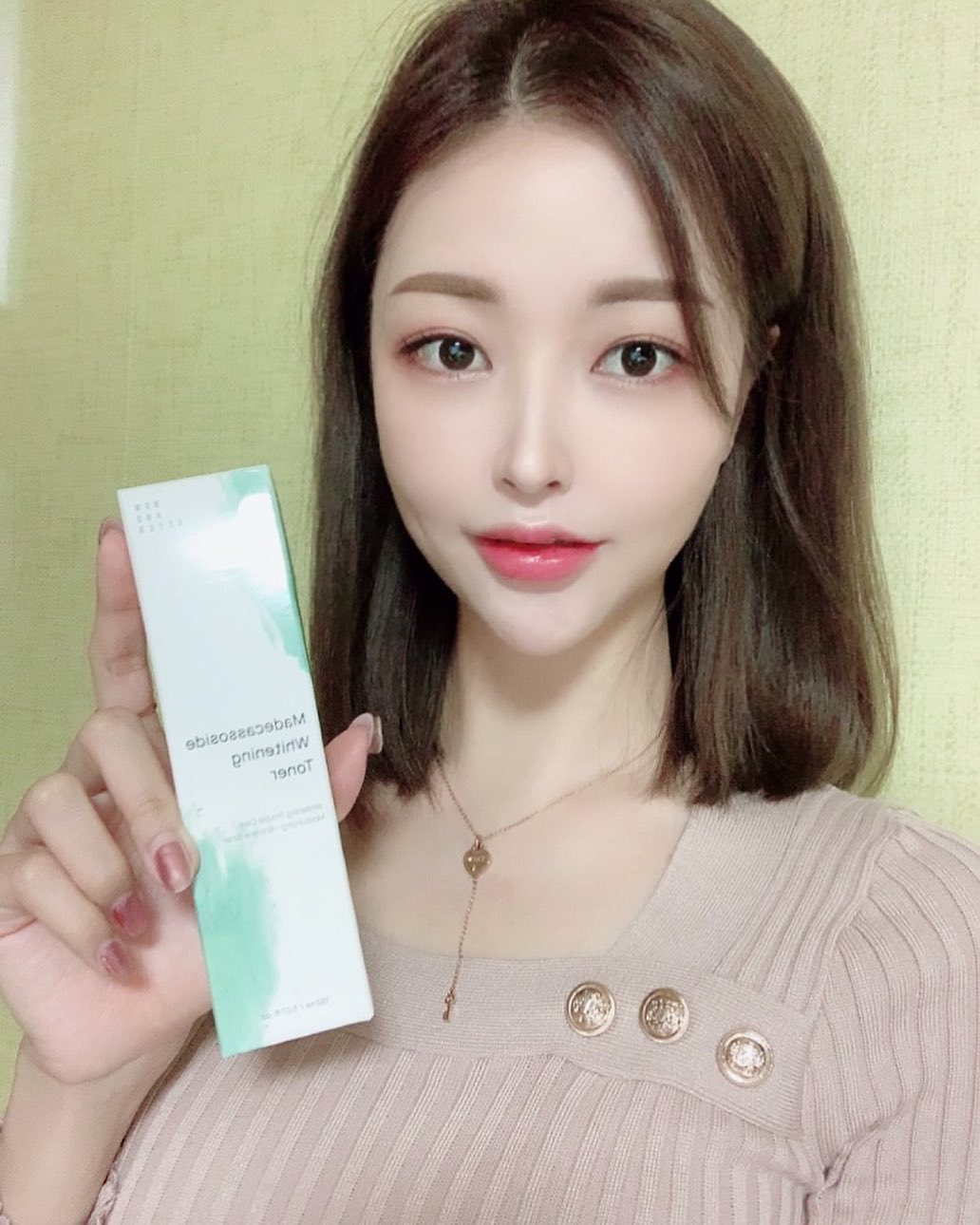 ☽ 문비글 (⑅•̀.̫•)／ on Instagram: “⠀ 겨울철 토너팩으로 딱인 #마데카소사이드화이트닝토너 화이트닝 토너로 미백은 물론 수분에도 최고👍 ⠀ 쫀쫀한 제형으로 피부보습에 신경써봐요🥰 올인원 제품으로 남자친구들에게도 선물로 추천해요✨ . . #마데카소사이드화이트닝토너 #마데카소사이드…”