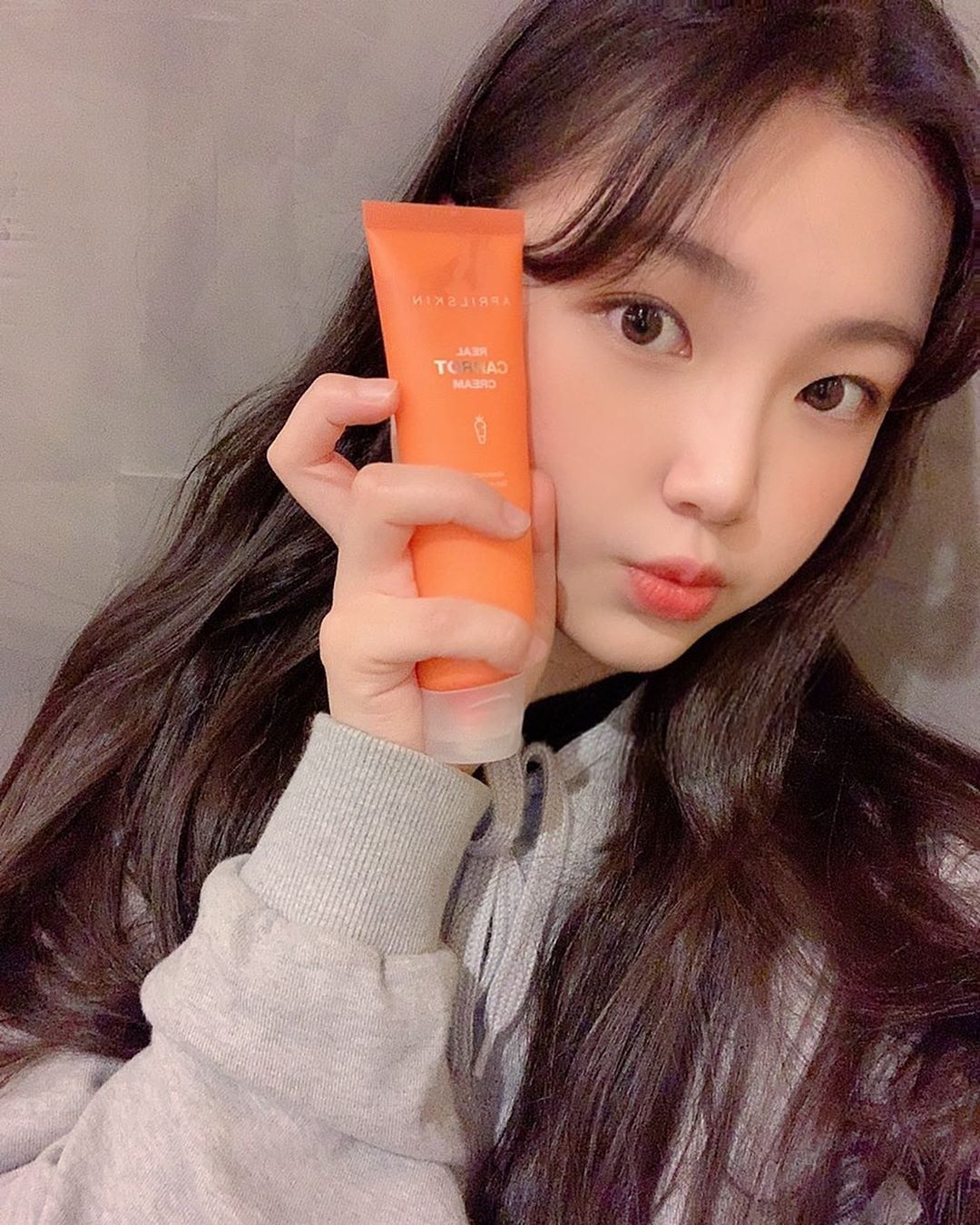 장예원 on Instagram: “[에이프릴스킨 리얼 캐롯 블레미쉬 클리어 크림] . . 🥕 수분 보습으로 진정을 해주고 생기있게 만들어주는 당근크림이에용❤️ . 🥕 겨울의 찬 바람 때문에 제 피부가 푸석푸석해졌는데  요녀석 덕분에 요즘엔 그런 걱정 다 없어졌어용❤️ . 🥕 발랐을때…”