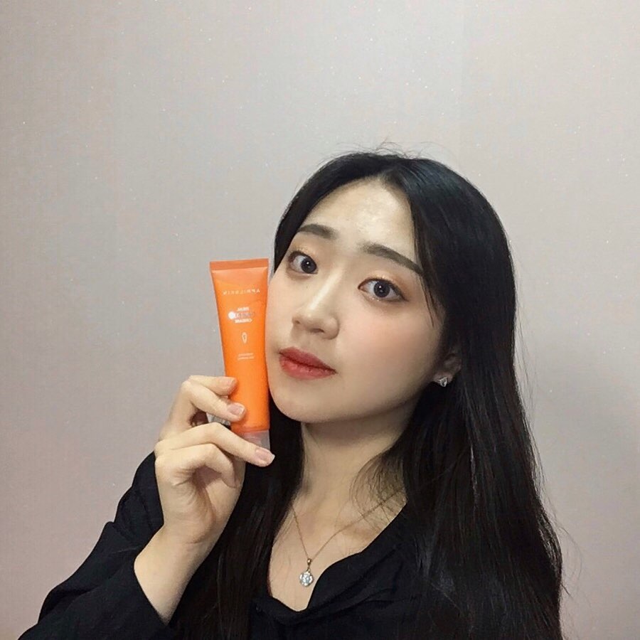김채연 on Instagram: “먹지 말고 피부에 양보하쟈.🥕 #에이프릴스킨리얼캐롯크림 .  건조한 피부에 리얼 당근 유래 3종 함유로 피부진정과 수분 보습에 도움을 주는 크림이담☺️ 당근을 싫어해서 당근 요리 중에 유일하게 당근 케이크만 먹는데, 이 크림 당근 냄새도 안 나고…”