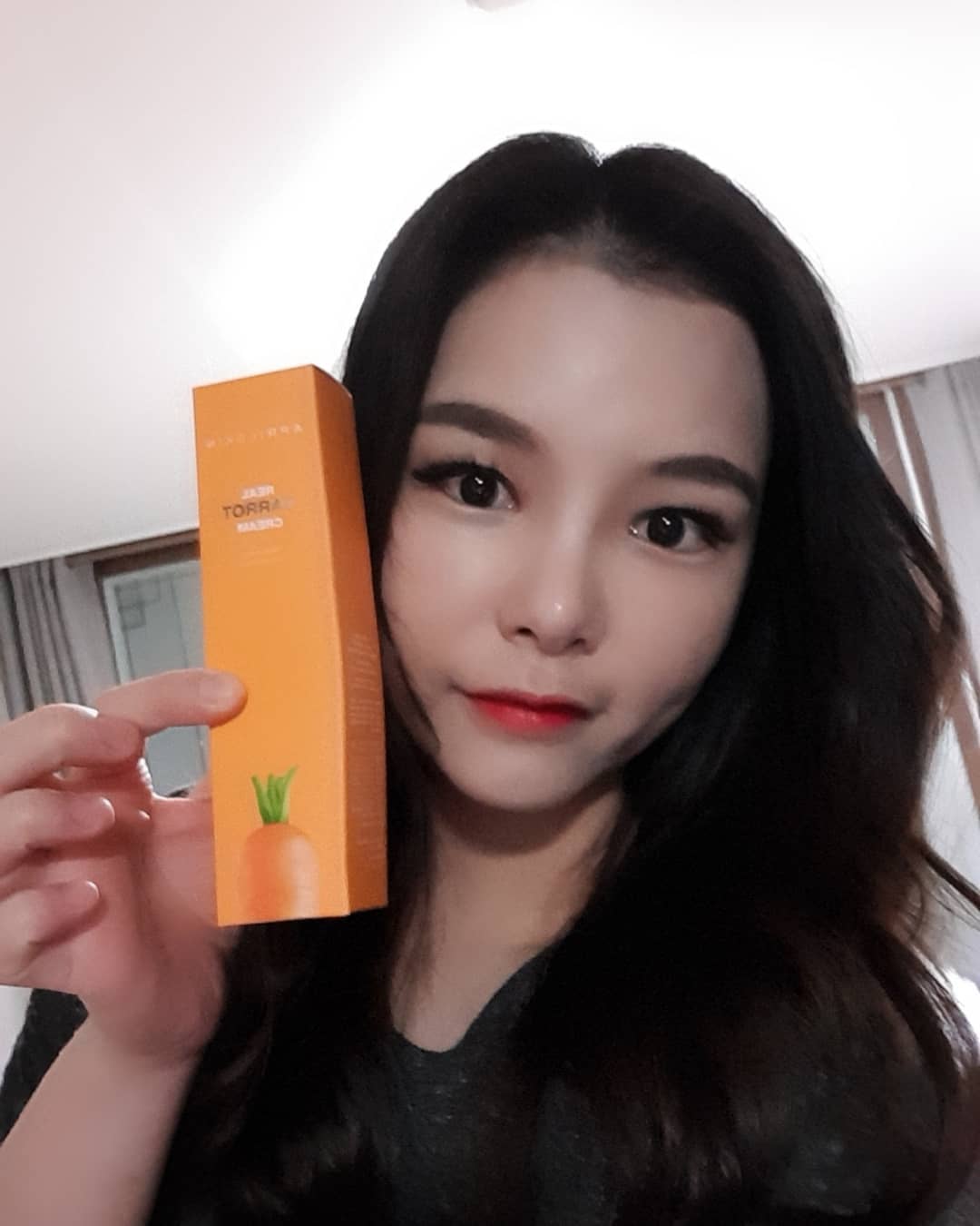 @jenny__0614 on Instagram: “비쥬얼부터 당근당근하다 수분보습에 도움준다는 당근크림  바를때는가볍지만 바른고나면쫀쫀하고  쎄~~하면서시원한느낌  바르고자고일어났는데 큰트러블없구 기분탓인지 뽀얘진느낌 앞으루 꾸준히 계속더발라봐야징❤ . . . @aprilskin_korea…”
