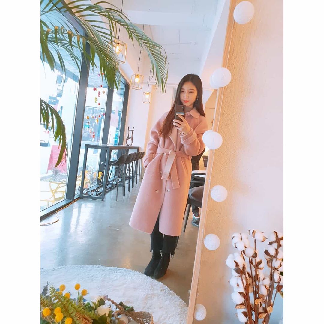 안젤라비 🐰 on Instagram: “ㅤ ㅤ 탄방동에 분위기 좋은 카페 있다고 해서 사진두 찍고 커피도 한잔 하러 짝꿍이랑 출동🥰 ㅤ 들어가니 넘 예쁜 거울샷 포토존이 눈에 들어왔어요. 내부도 인테리어 신경쓰셔서 포토존 천지🤩 사진 찍기 좋아하는 인님들 추천추천  아메먹으려다가…”