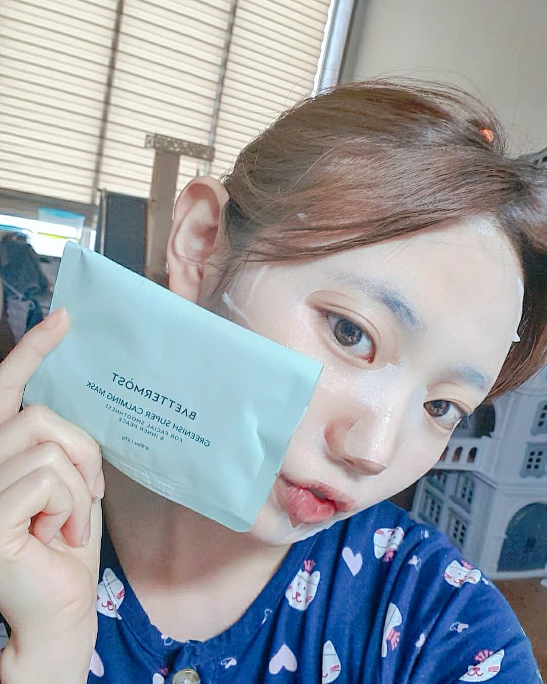 조채윤 on Instagram: “오늘까지 연휴라니...😂
전 저녁팩도 좋아하지만 아침팩도 좋아해요! 
베러모스트로 오늘도 촉촉하루 시작 #맞아요 #늦잠 #머리산발
.
.
#베러모스트 #baettermost #그리니쉬슈퍼카밍마스크 #초록마스크 #수분진정 #진정케어 #스킨케어 #ad”