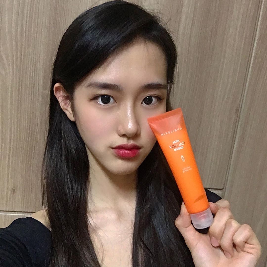 가묨미 on Instagram: “피부 진정 &수분 보습에 도움을 주는 당근크림 #리얼캐롯블레미쉬클리어크림 🥕 깔끔하게 짜서 쓰는 튜브형용기라 위생적이에요😆 끈끈하거나 답답하지도 않고 산뜻하게 발려서, 여드름성피부인 제게도 딱 좋았어요🥰 。 。 #에이프릴스킨 #aprilskin…”