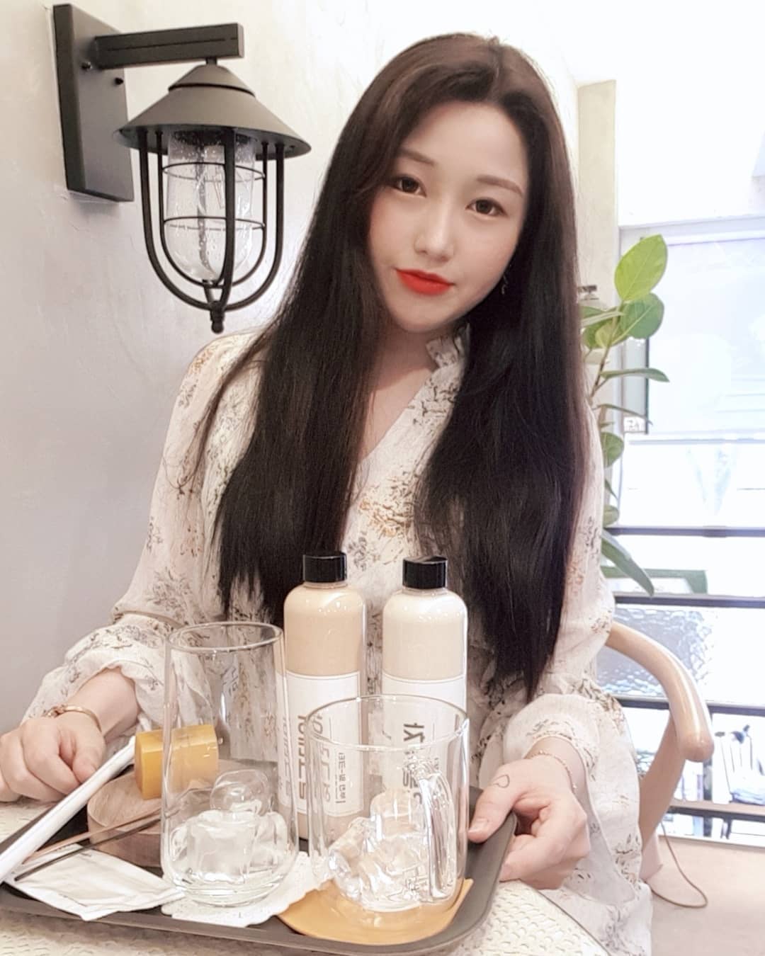 	지은 on Instagram: “밀크티덕후는 운다...헤흫 카페 분위기도 정말좋고 사장님도 진짜친절하시고 이쀼심ㅎ헤ㅎ히흫🍎 . . . 착향료.조미료X 100프로 찻잎사용하는 밀크티집이래여🍎 . . 		경기 부천시 부흥로303번길 50 1층 부천밀크티 매일 11:00~22:00 . .…”