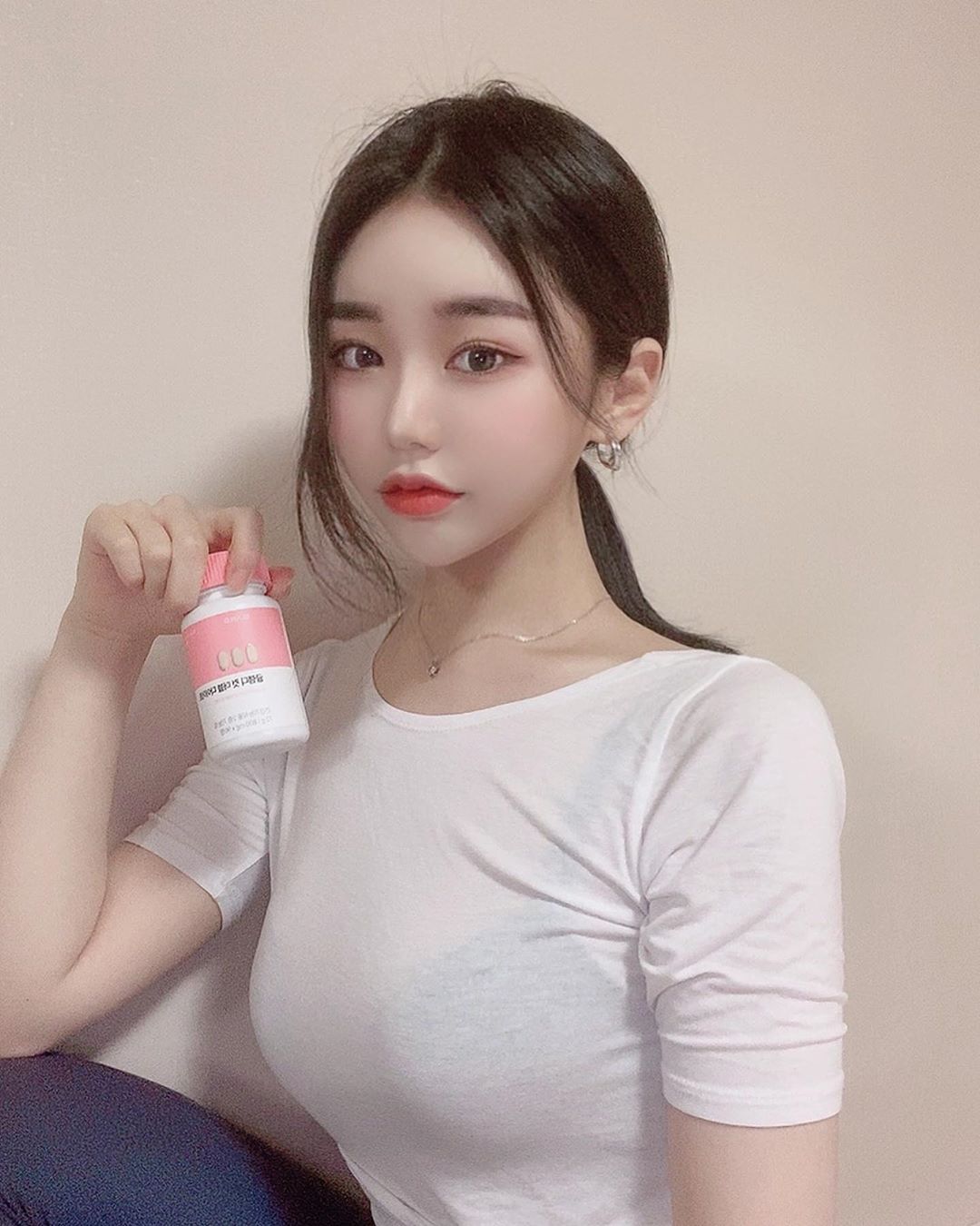  “뷔페갈때도 챙겨갔던 다이어트보조제! 🔥 탄수화물이 지방으로 합성되는 것을 억제하는데 도움을 준다그래서 요즘 열심히 먹어보고 있슴다,,,😖 . . .  #글램디 #glamd #글램디컷더블다이어트 #다이어트 #더블캡슐 #체지방CUT #탄수화물CUT…”
