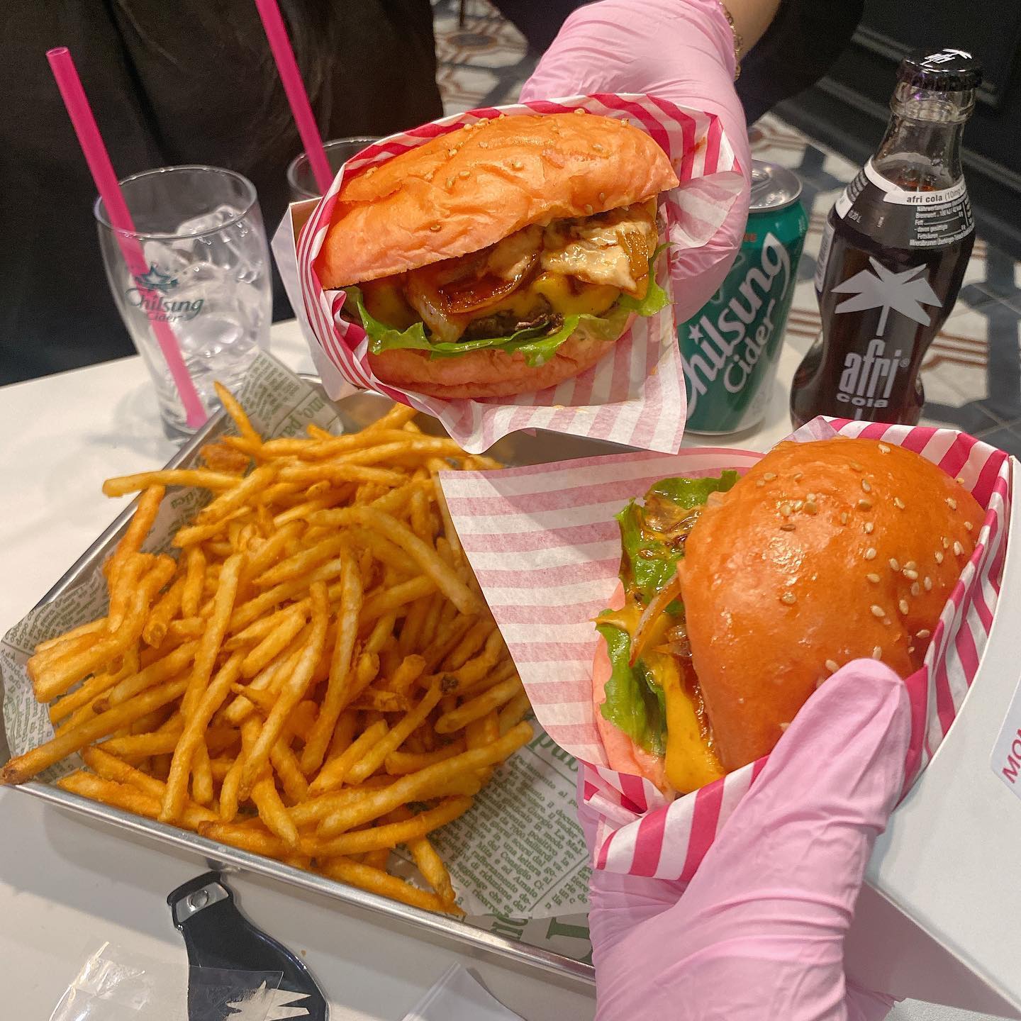 마미손 버거라는 이름답게
핑크번에 핑크장갑을 끼고 먹는 마미손버거 🍔
날씨 좋을때 딱 서울숲에서 수제버거 먹으면 #jmtgr
.
.
수제맥주도 판매하고 있어 야외데이트할때도 좋구 #afri 이건 독일에서 1위하는 콜라라고 함 .
.
감자튀김에는 트러플오일이 들어가서 아기들도 좋아하는 메뉴라고 한다
.
.
내가 젤 좋아하는 래퍼 마미손이라
입도 즐겁고 눈도 즐겁게 먹고 갑니다 😊
.
.
. 
#버거점프 #burgerjump #수제버거 #수제버거맛집 #수제버거추천 #마미손 #서울숲맛집 #성수동맛집 #뚝섬맛집 #찐맛집 #JMT #공원버거 #수제맥주 #버맥