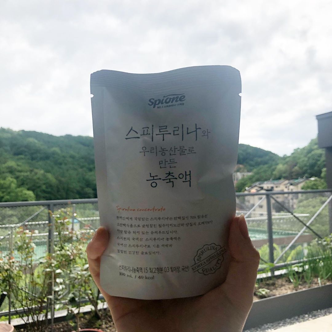 스피원 스피루리나💙 👉🏻피부건강+체력회복에 도움 , 활성산소제거 , 숙취 해소에 도움 , 면역세포증가 👉🏻바다식물인 스피루리나는 비린내가 나지만 스피원 스피루리나 농축액은 비리지않고 포도주스맛❗️ 👉🏻단백질+탄수화물+지방+비타민+미네랄 5대 영양소 함유🙊