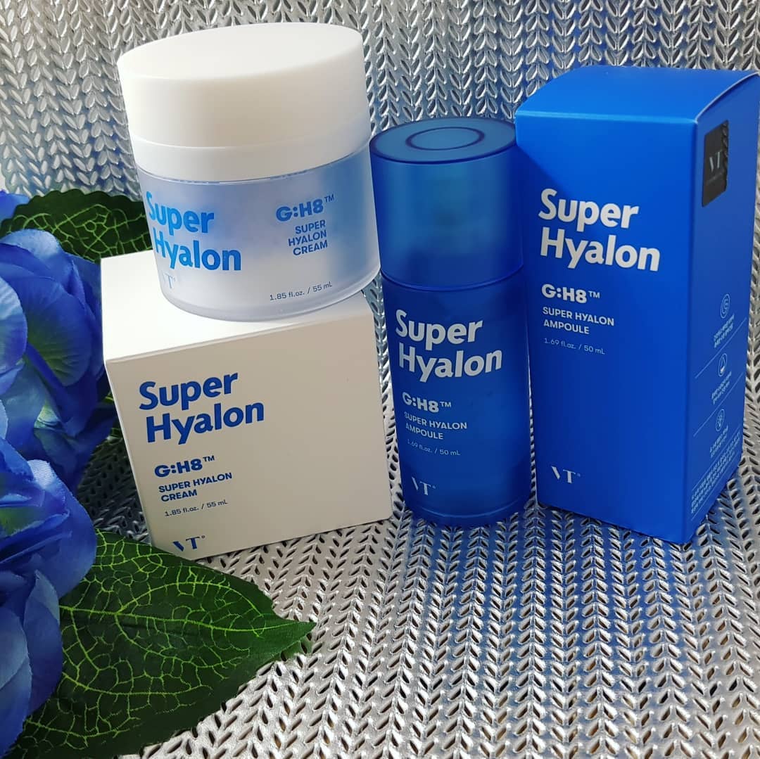 #협찬

VT Super Hyalon X MOON BLUE

강다니엘,그레이도 참여한 문블루챌린지

속건성으로 고생하는 건조한 피부에 VT슈퍼히알론 추천

바짝 마른 피부에 VT 독자성분 G:H8™으로 수분 충전 !! 슈퍼 히알론은 VT만의 독자성분인 
G:H8™ 1,000ppm 함유하고 있는 수분 라인인데요

건조한 피부에 촉촉한 광채를 전달하고 유수분 밸런스 케어로 광채를 부여하는 쫀득 수분 앰플

수분을 가득 먹금은 젤 크림 포뮬러가 촉촉한 수분과 보습

풍부한 보습 성분 감마폴리글루탐산과 8종 히아루론산이 더해져서 건조한 피부에 수분 밀착 , 보습막 형성을 도와주고 은은한 수분 광채로 피부를 감싸주는 VT 수분 부스팅 성분 크림

거칠고 메마른 피부를 가지신 분들
깊이있는 수분감으로 속당김 개선하고싶은 분들
끈적이거나 무겁지 않게 건조함 해결하고 싶으신 분들

VT 수분라인 슈퍼 히알론 크림과 앰플로 해결해보세요 ✅ vtcosmetics_official

#슈퍼히알루론#슈퍼히알루론크림#슈퍼히알루론앰플#수부지화장품#속건조화장품#ad 
#vt코스메틱 #VT #브이티코스메틱 #ad