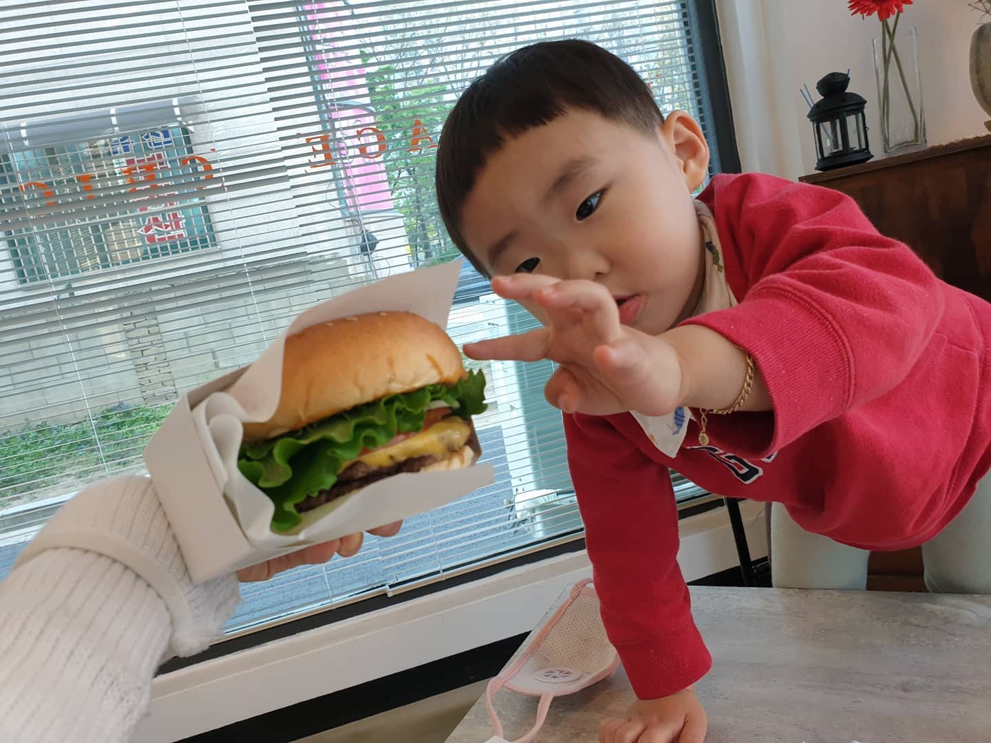 집 앞 #삼산동수제버거 먹으러 🍔🍟
.
.
코로나 언제끝나?
집에만 있기도 힘들었는데 이젠 내가 사는 동네도 위험할줄이야
제발 밀폐 공간 안 갈수 없니? 피시방은 왜가? 🤬