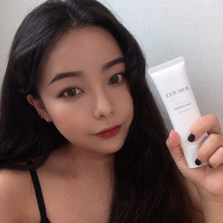 @1oveyourjung on Instagram: “백탁현상 없이 촉촉하고 부드러운 발림성의 블랑풀 카밍 데일리 선크림 ! 자연스럽게 밀착되면서 톤업도 되서 데일리 썬크림으로 강추⋆⁺₊⋆ ♡ .
.
.
#블랑풀 #선크림 #선크림추천 #자외선차단제 #무기자차”