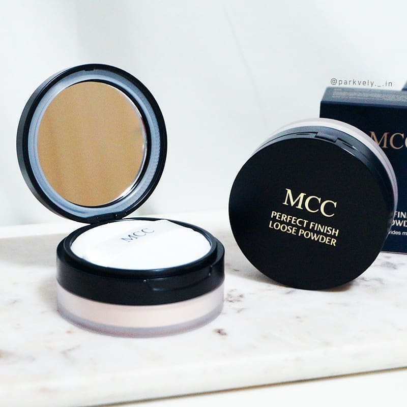 😷MCC 퍼펙트 피니쉬 루스파우더 10g😷
⠀
왜 이제야 알았을까요?
요즘 메이크업이 신나는 이유!
⠀
더 좋은 성분을 듬뿍담아
리뉴얼 된 MCC 루스파우더 때문인데요 😆
⠀
✔ 용량은 10g 휴대용과 40g 대용량
⠀
✔ 색상은 핑크베이스인 21호 라이트베이지와
옐로 베이스인 23호 내추럴베이지
⠀
더워서 그런지 유독 심해지는
유분과 피지를 쏙 잡아주고
파우더가 가볍게 밀착되어
보송하고 매끄러운 피부로 마무리 😁😄😁
⠀
요즘 마스크는 선택이 아니고 필수인거 다들 아시죠?
⠀
그런데 메이크업 후 마스크착용하면
메이크업은 뭉게지고 마스크는 더러워지는데
MCC 루스파우더로 마무리하면
뭉게지지않고 마스크는 묻어나지않아요 😮😯😲
⠀
땀과 물에도 지워지지 않아
더워서 흐르는 땀에도 거뜬하고
마스크 안 더위에도 걱정 뚝
⠀
시간이 지나도 오래 메이크업이 유지되고
각질부각없이 사용가능하니
수정메이크업을 할때도 걱정없어요 😉
⠀
고민 많은 마스크 메이크업
MCC 루스파우더만 있으면 어렵지않게 가능 ❤
⠀
mcc_cosmetic .
.
.
#MCC #MCC코스메틱 #마스크메이크업
#루스파우더 #가루파우더 #뷰티템 
#마스크필수템 #마스크메이크업꿀팁 
#메이크업꿀팁 #makeup #코덕그램