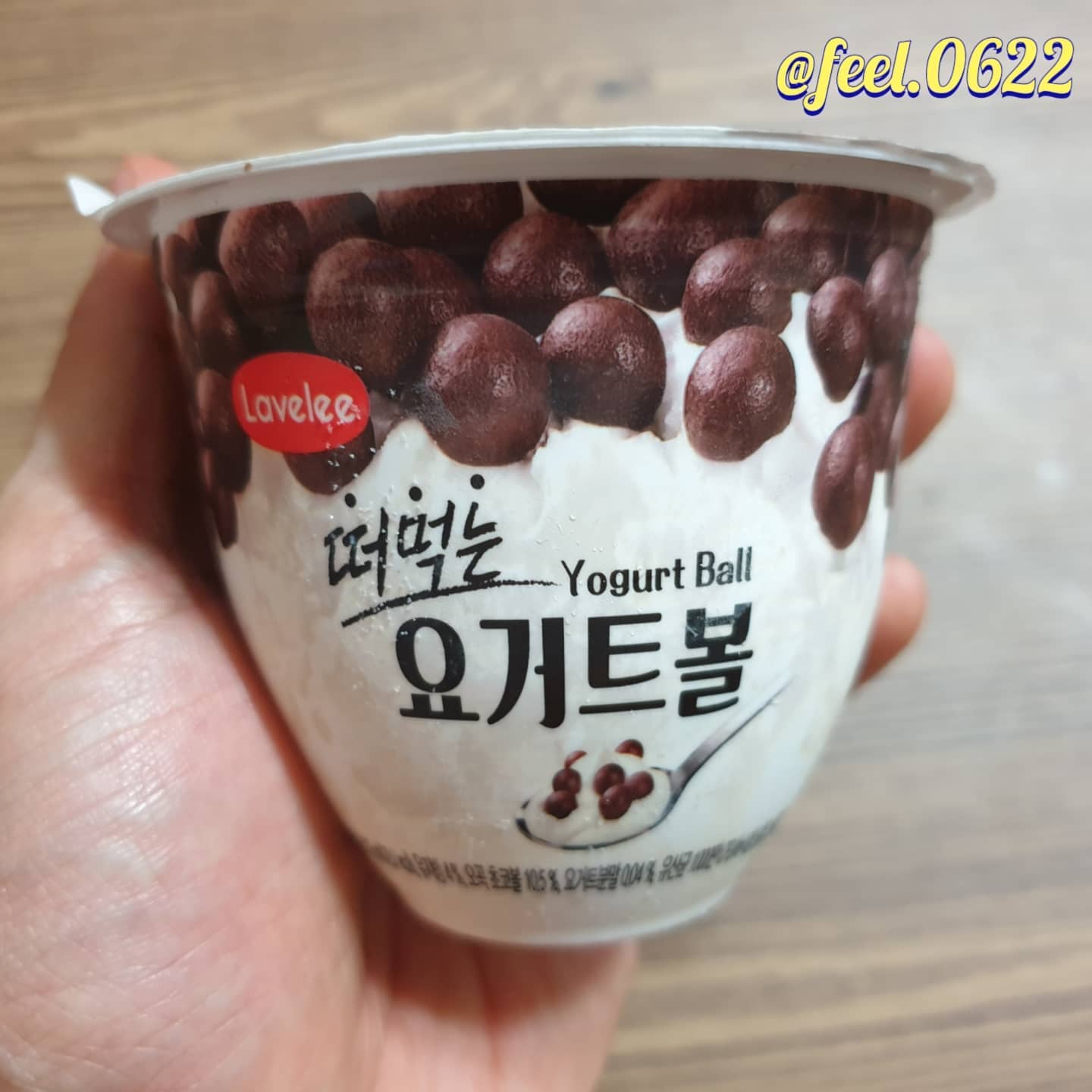 #떠먹는요거트볼
.
새하얀 요거트아이스크림 위에
.
오곡 초코볼과 코코볼이 올려져 있네.
.
상큼하고 부드러운 요거트와 함께
.
초코볼의 씹는 맛이 괜찮은 편이네.
.
다만, 요거트 맛이 약하고 초코볼이
.
푸석하고 퍽퍽한 것이 섞여있고
.
맛도 그닥 느껴지지 않아...
.
맛 점수는 5점 중 1.5점
(1점:그닥, 2점: 소소, 3점:괜찮, 4점:또먹, 5점:추천)
.