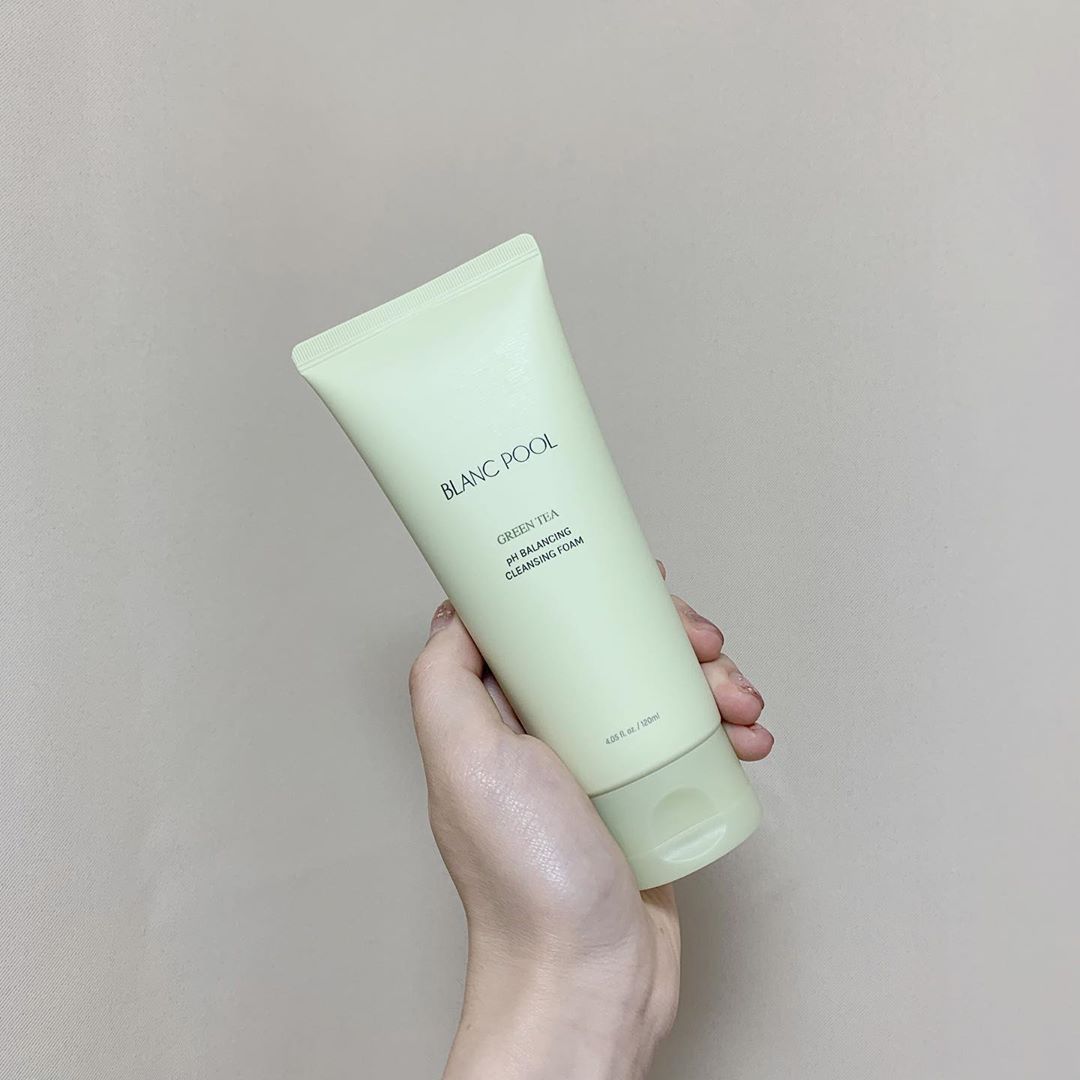 지밍 on Instagram: “피부 속까지 깨끗하게🌿 순한데 세정력이 좋아서 가족들이랑 같이쓰는즁 '◡'✿ . . . . #블랑풀 #약산성클렌저 #약산성클렌저추천 #클렌징 #클렌징추천 #클렌징폼추천 #폼