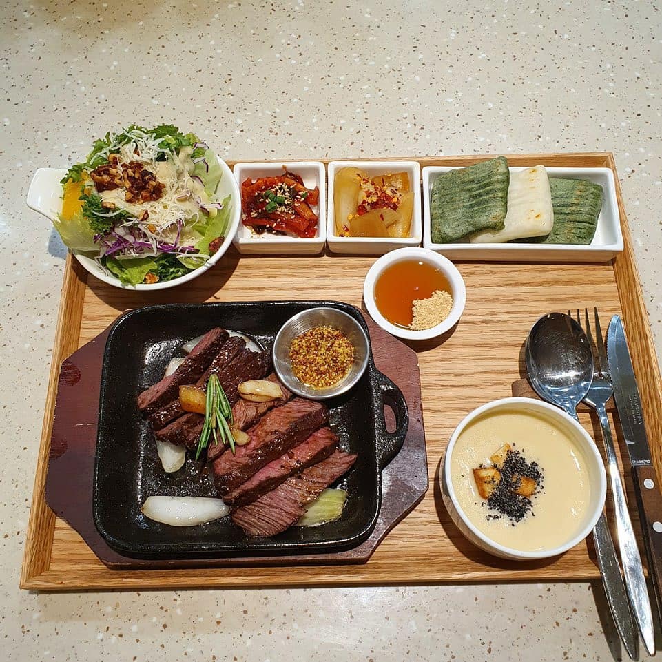 맛있는 음식에 특화된 분위기 덕에
간만에 엣지있는 외식😍

_
_

소규모 돌잔치나 가족외식 
프라이빗한 매력에 고급스러운 음식
저희 가족외식 여기 단골!! _
_

주차도 편하고 가격경쟁력에서도 우수한
진짜 찐맛집

_
_

#둔산토시살롱
#대전토시살맛집
#토시살롱둔산점
#대전스테이크
#대전맛집그램
#대전맛집여행
#대전맛집킬러
#대전비빔밥
#토시살비빔밥
#토시살맛집
#둔산동분위기좋은식당
#둔산동모임
#탄방동회식장소
#대전탄방동회식
#둔산동모임하기좋은곳
#둔산동모임대관
#서구맛집
#대전데이트
#대전데이트맛집
#둔산동주차가능한식당