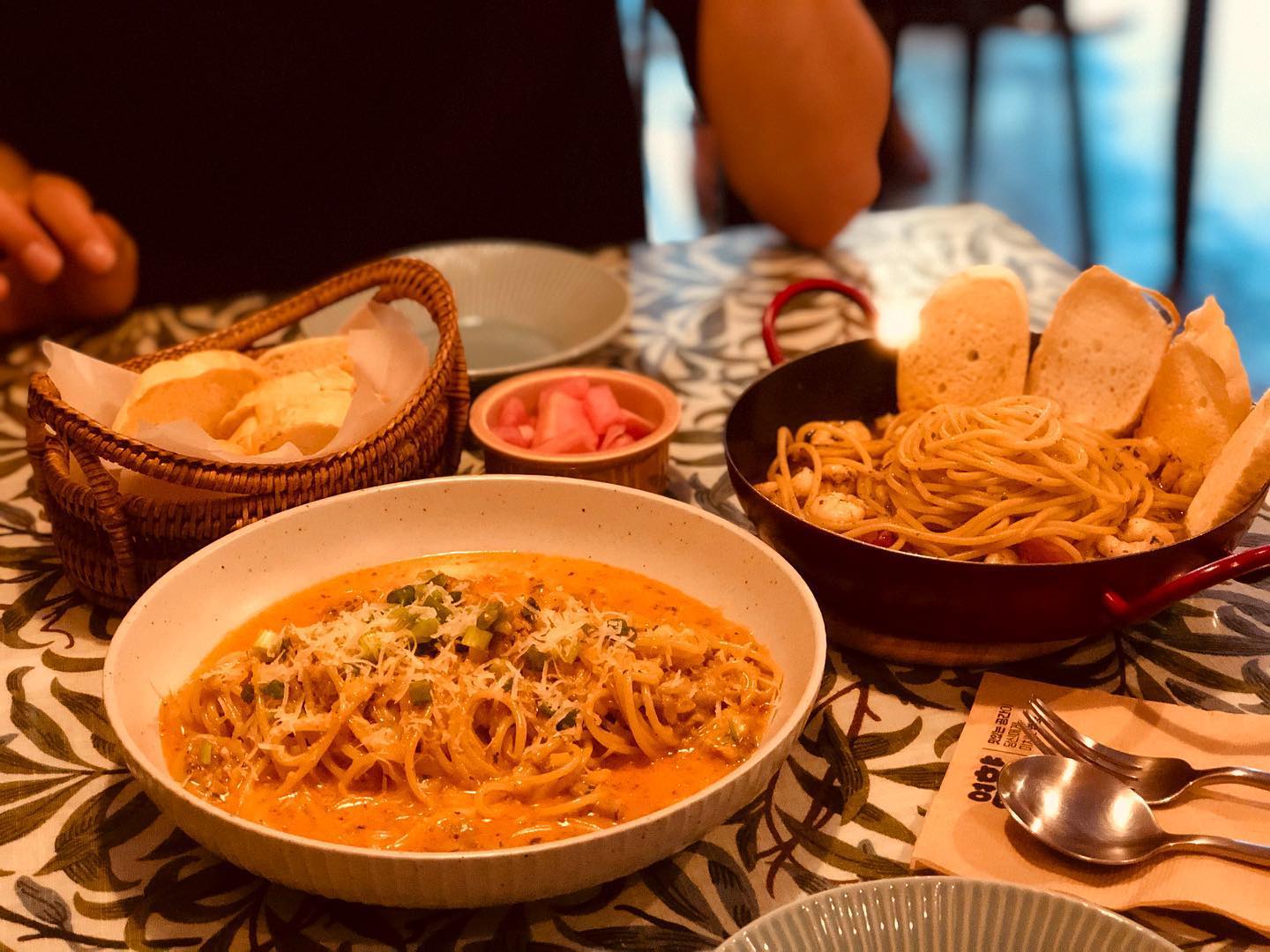 #독산최애맛집
6월 신메뉴 나왔는데 왜 또 다 맛있구 난리😍
오늘 웨이팅도 없구 딱 좋댜
#영향#독산역맛집#독산맛집#나만알고싶은집
#6월신메뉴#최애픽#우삼겹오일파스타#우삼겹치즈로제파스타
#치킨커틀렛#영향탕면#알새우감바스 에 면추가! 이건 말해뭘해

리코타샐러드 메뉴랑 샹그리아 새로 리뉴얼 된다구 해서 넘모 기대된댜앙🥳