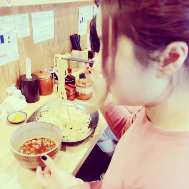 김주사랑 (Kim Jusarang) on Instagram: “#협찬 이런 라멘은 처음이다! 차가운 면을 사알짝 따뜻한 국물에 찍어서 우아아앗 >_< 느므 마시써!! 면 size 소중대 정할 수 있는데 추가비용도 안듬! . 혼밥