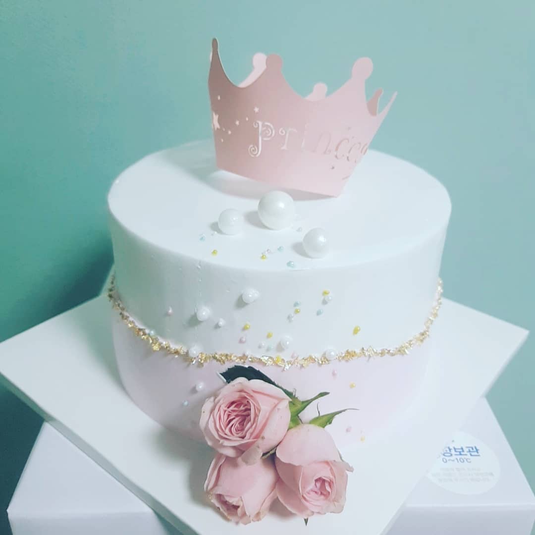 #tak_cake
-
요즘 복이 터져버렸네요!!
베이킹하는 동생이 머랭에 이어~~~
2차 깜짝 선물🎈
제가 인복이 많은 뇨자인가 봅니다 ㅎㅎ
수제케이크라 생크림 맛이 장난아녀요👍
이래서 다덜 수제케이크 먹나봉가?!?
-
6월 13일이 제 생일인줄 알고🤣🤣🤣
오늘 깜짝으로 준비했다는데...
오마갓🤦‍♀️
-
'내일이 정말 내 생일이야?'라고 
두번을 되물어보니 그제사 정신을 채린  동생입니다ㅋㅋ
제 생일은 6월 30일 이거든요🤭🤭🤭
-
연지야~ 우리 미리 축하했다고 하자!!
이렇게 챙겨줘서 늘 고마워.
늘 챙김만 받으니ㅋㅋㅋ
니가 언니인지 내가 언니인지...
정말 모르겠다🤪🤪🤪
.
.
.
#tak_cake #수제케이크🎂 #청라5단지케이크
#행사케이크 #인천수제케이크 #동물성생크림
#어린이집생일케이크 #케이크맛집🍰