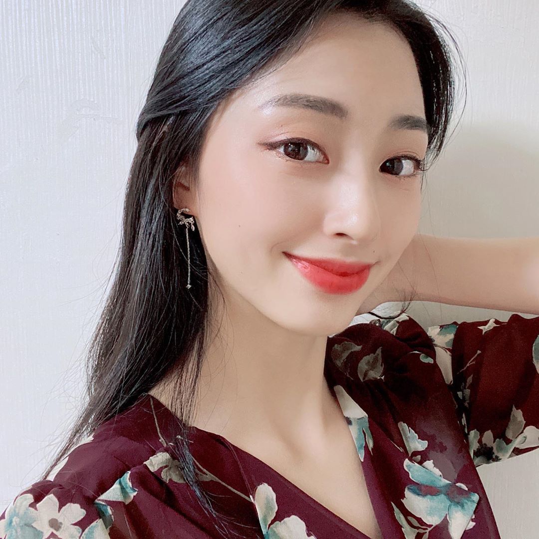 𝚐𝚘𝚎𝚞𝚗𝚜𝚝𝚊𝚐𝚛𝚊𝚖❦ on Instagram: “오랜만에 페미닌룩🧚‍♀️ 이런 옷에 낄 귀걸이가 마땅한게 ᄋ