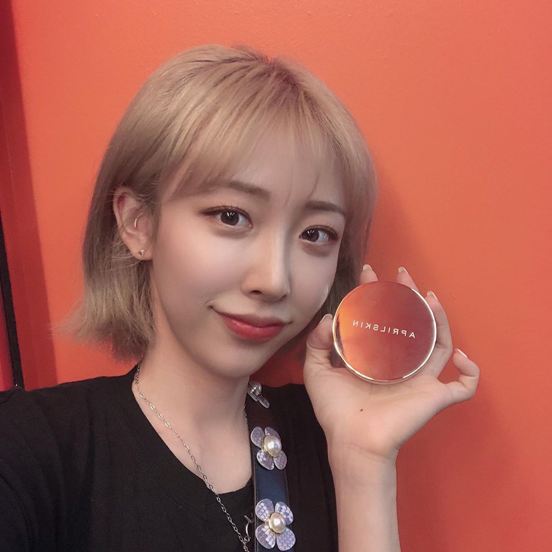 애굥빠기 on Instagram: “#애굥리뷰 #겉보속촉 수부지피부에 딱인 에이프릴쿠션! 23호 쓰는데 안어둡고 화사하게 연출해줘요. 피지를 딱 잡아줘 보송보송한데 속은 촉촉해서 여름철