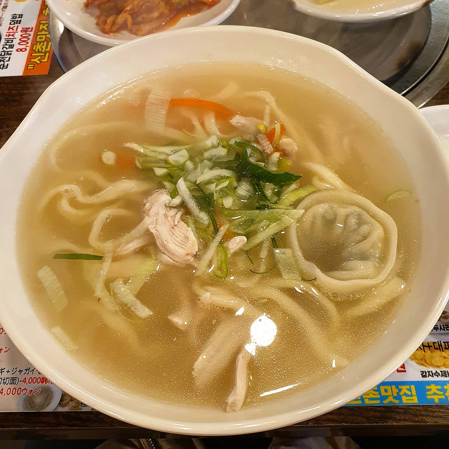 #zzuyum_신촌
#신촌맛집 #유닭스토리
.
여기 닭한마리도 맛있는데 칼국수가 더 맛있당
양이 생각보다 많았어..👏
특대로 시켰으면 울면서 남길뻔