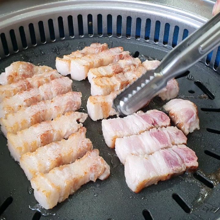 내가 제일 좋아하는 삼겹살🐖
.
미사역쪽에 새로 생긴 맛찬들에서 리키미와 회동
.
처음 나온 두꺼운 삼겹살 직접 구워주시는데 스킬이 좋아서 그런지 리얼리얼리얼 꿀맛!!🐽
.
소식가 리키미가 더 시키자는 이야기를 할정도면 뭐.
.
결국 삼겹살 2인분, 돌솥밥, 차돌된장찌개에 목살 1인분 추가까지! 돼아일체🐷
.
최근에 간 고깃집 중에 제일 맛있었음
.
매장이 넓고 단체석이 많아서 단체모임하기에도 좋을 것 같음
.
아마 주변에 회사에서 회식하러 많이 올 듯
.
#하남맛집  #미사맛집 #미사삼겹살 #미사고기집 #미사고깃집 #미사회식 #망월동고기 #망월동맛집 #맛찬들왕소금구이