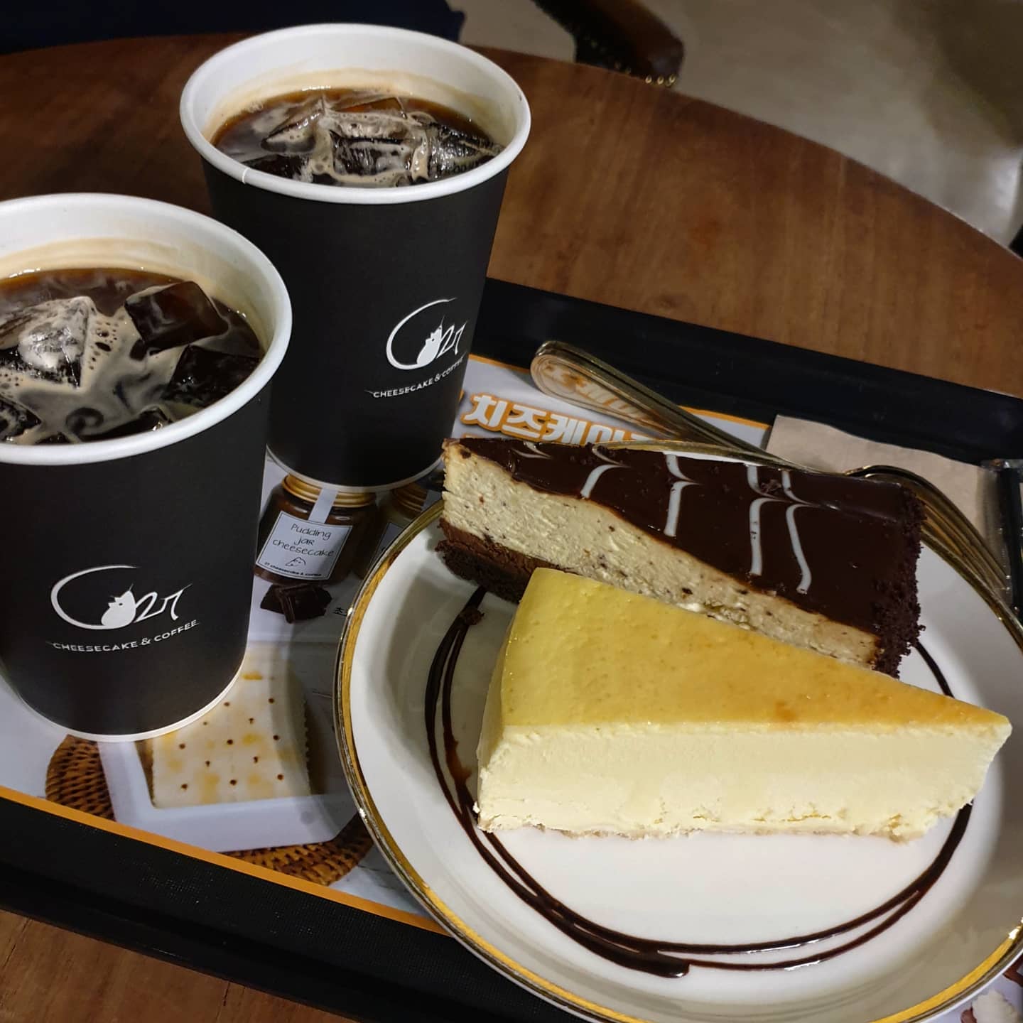#zzuyum_홍대
#홍대카페 #C27
.
드디어 드디어 C27을 가봤단
체인점이긴하지만 맛있다고 난리여서 궁금했는데 확실히 맛있었당🙆‍♀️
근데 약간 디저트류는.. 최고로 맛있다고 표현하기 힘든거같당 다 맛있으니깐