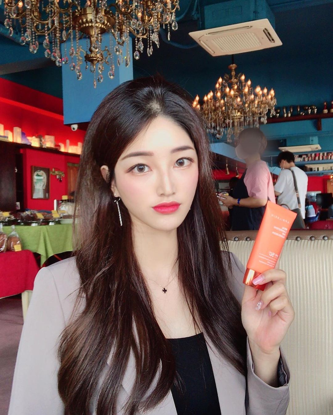 @sooommmm53.3 shared a photo on Instagram: “에이프릴스킨 리얼 캐로틴 에어 선크림🥕 저자극테스트 완료! 무기자차인데 백탁과 들뜸이 없어요😘 바를때 촉촉하고 끈적임이 없어요❣ 바르고 화장