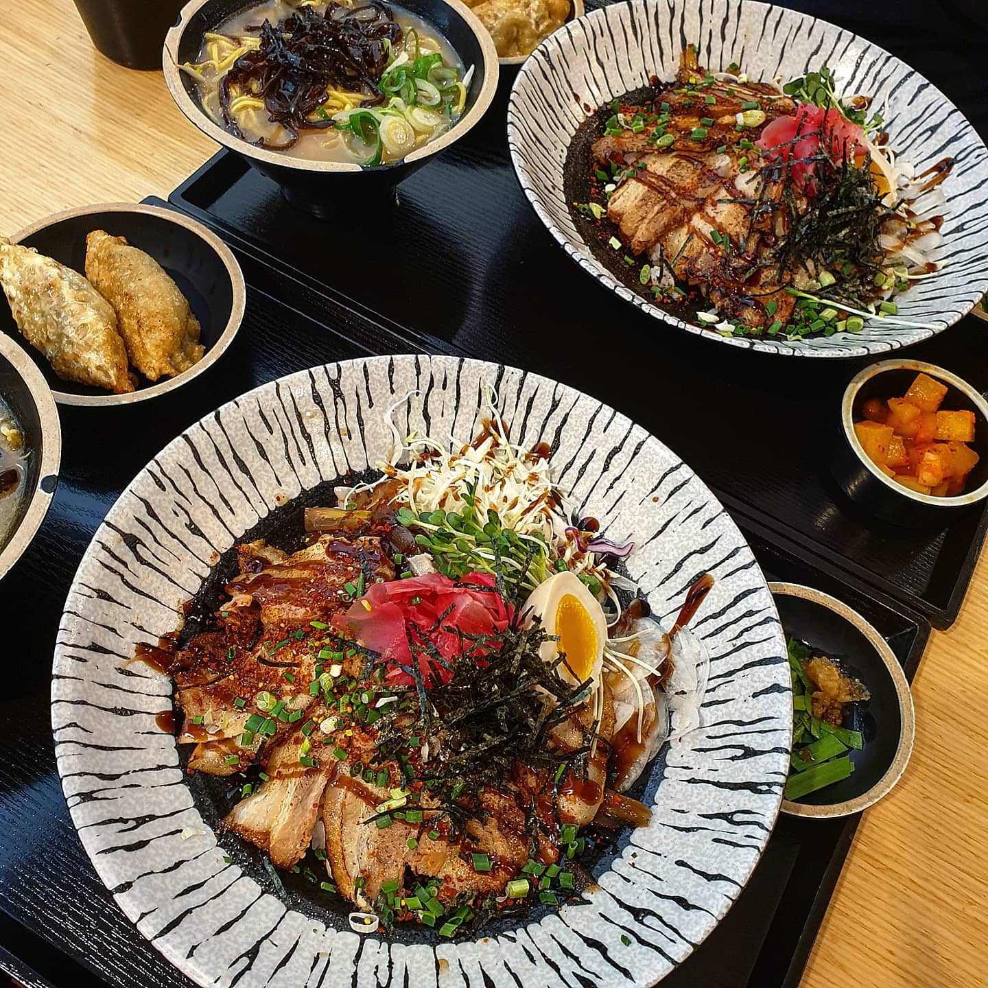 #zzuyum_홍대
#홍대맛집 #마루
.
책사러갔다가 아무데나 들어가서 먹은거였는데 적당히 맛있었당👍
다시보니까 그릇이 너무 정신없어ㅠ