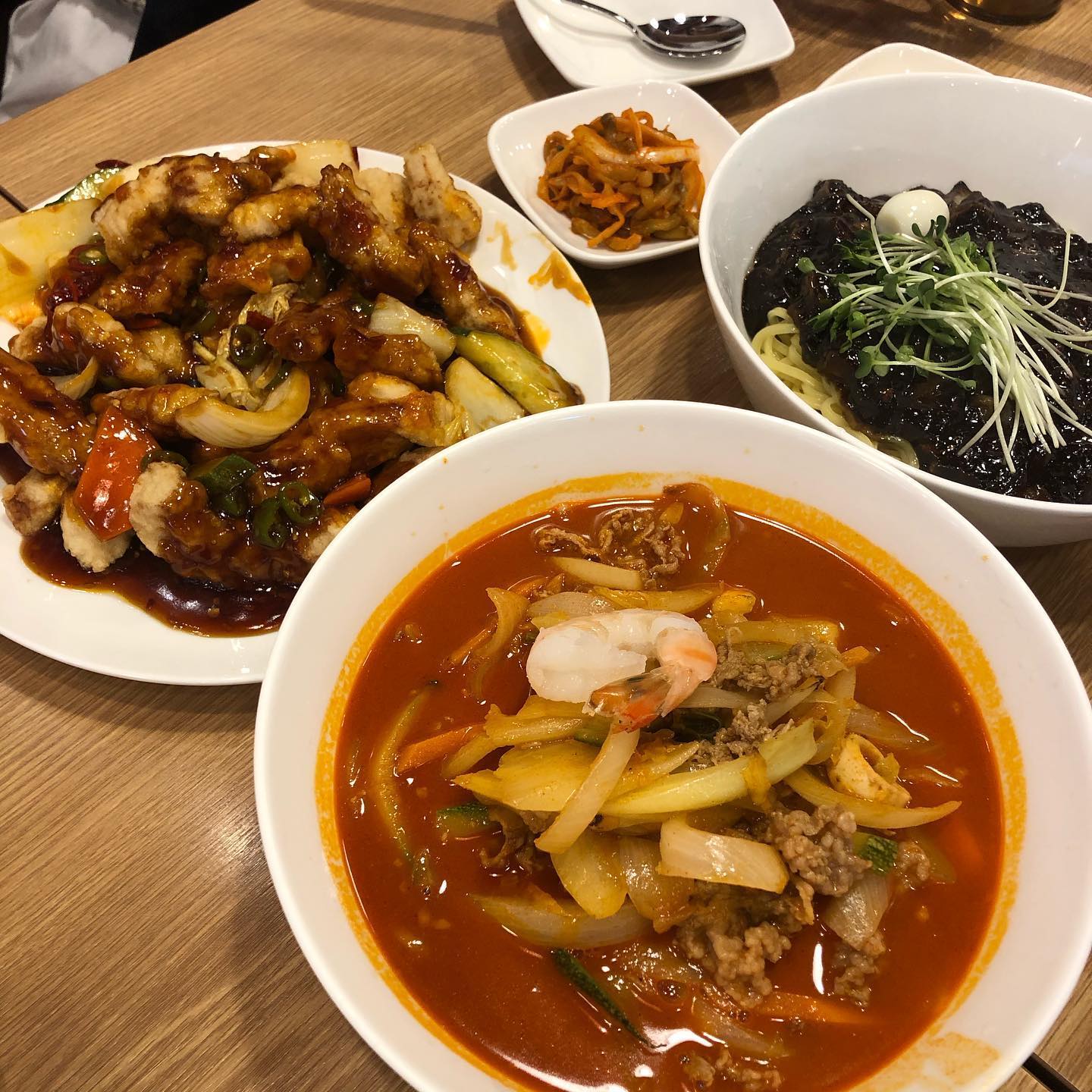 혜화_#가부

혜화는 갈때마다 뭐먹을지 참 고민 될 정도로 맛집이 참 많은데요! 규모는 작지만 양도 많고 정말 #단골 할 정도로 맛있었어요! 먼저 젤 유명한 차돌짬뽕은 국물부터 면까지 다 맛있었고 짜장면도 #사천탕수육 도 진짜 다른 중국집과 비교했을때 완죤 탑상위권정도의 맛집입니다! 저는 이중에 고르자면 사천탕수육이 진짜 제 입맛에 딱 맞았고 제 친구는 짜장면이 #인생짜장면 이라고 하더라고요 ㅎㅎ 혜화에서 뭐먹을지 고민되시는 분들! 다른 유명맛집에서 웨이팅하지마시고 여기서 꼭 한번 드셔보세요!! 추천입니다 ㅎㅎㅎ
혜또먹점수 🌕🌕🌕🌕🌕