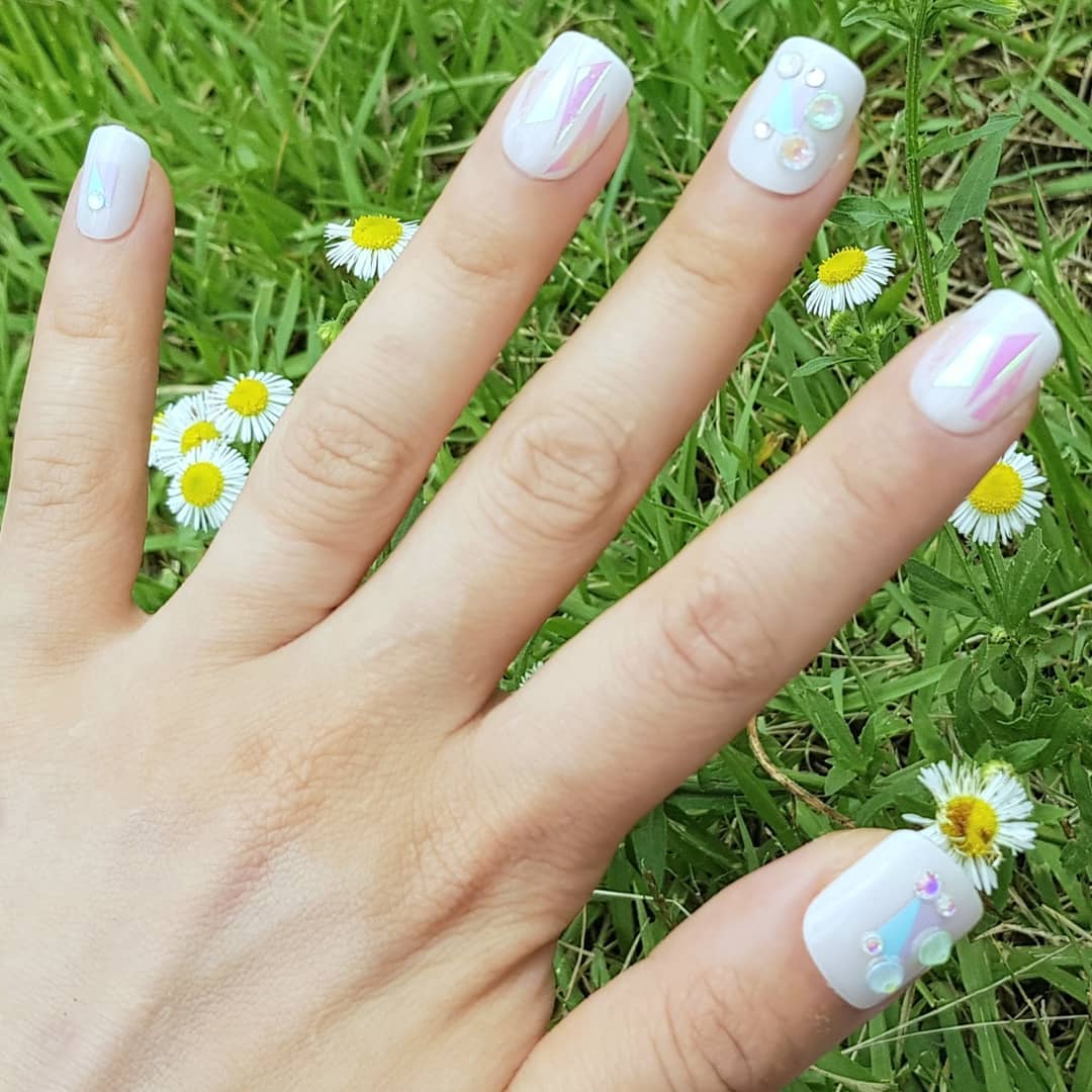 #협찬 

MUSE & CO

DAZZLING COLLECTION NAIL

뮤즈앤코 브랜드에서 이번에 신제품으로 
뮤즈앤코 데즐링 36팁 신제품이 나왔는데요

기존 제품보다 업그레이드 되서 나왔다고 해요
가격은 그대로고 지속력은 두배로 up 되었어요

뮤즈앤코 MUSE &CO 는 디자인부터 생산 , 유통까지
직접 관리하고 독창적인 디자인과 최상의 제품을 
합리적인 가격으로 제공하는 네일 브랜드인데요
현재 한국,미국,일본,싱가포르,말레이시아,홍콩에 진출해서 
다양한 온 , 오프라인 판매처를 통해서 판매하고 있어요 ✔ 제품명 : Dazzling 팬시루미너스 NP0009
✔ 구성품 : 네일팁 , 알콜패드 1매 , 미니파일 1개 , 우드스틱 1개
✔ 재질 : 네일팁 - ABS 플라스틱

다양한 색상들의 큐빅들이 박혀있어서 심심하지 않고

데코도 여름과 너무 잘어울리고

심플하면서도 러블리한 느낌이 들어요

접착력도 좋고 붙이고 집안일을 
하는데도 잘 붙어 있더라구요

11번가 , 네이버 , G마켓 , 옥션 , 쿠팡에
" 뮤즈앤코 " 를 검색 하시면 다양한 상품들을 만날 수 있어요

musencobeauty

#네일팁 #인조손톱 #붙이는네일 #셀프네일 #추천네일 #여름네일 #프리미엄네일 #갓성비 #신제품 #뮤즈앤코 #뮤즈앤코네일팁 #네일 #네일팁세트 #네일추천 #ad